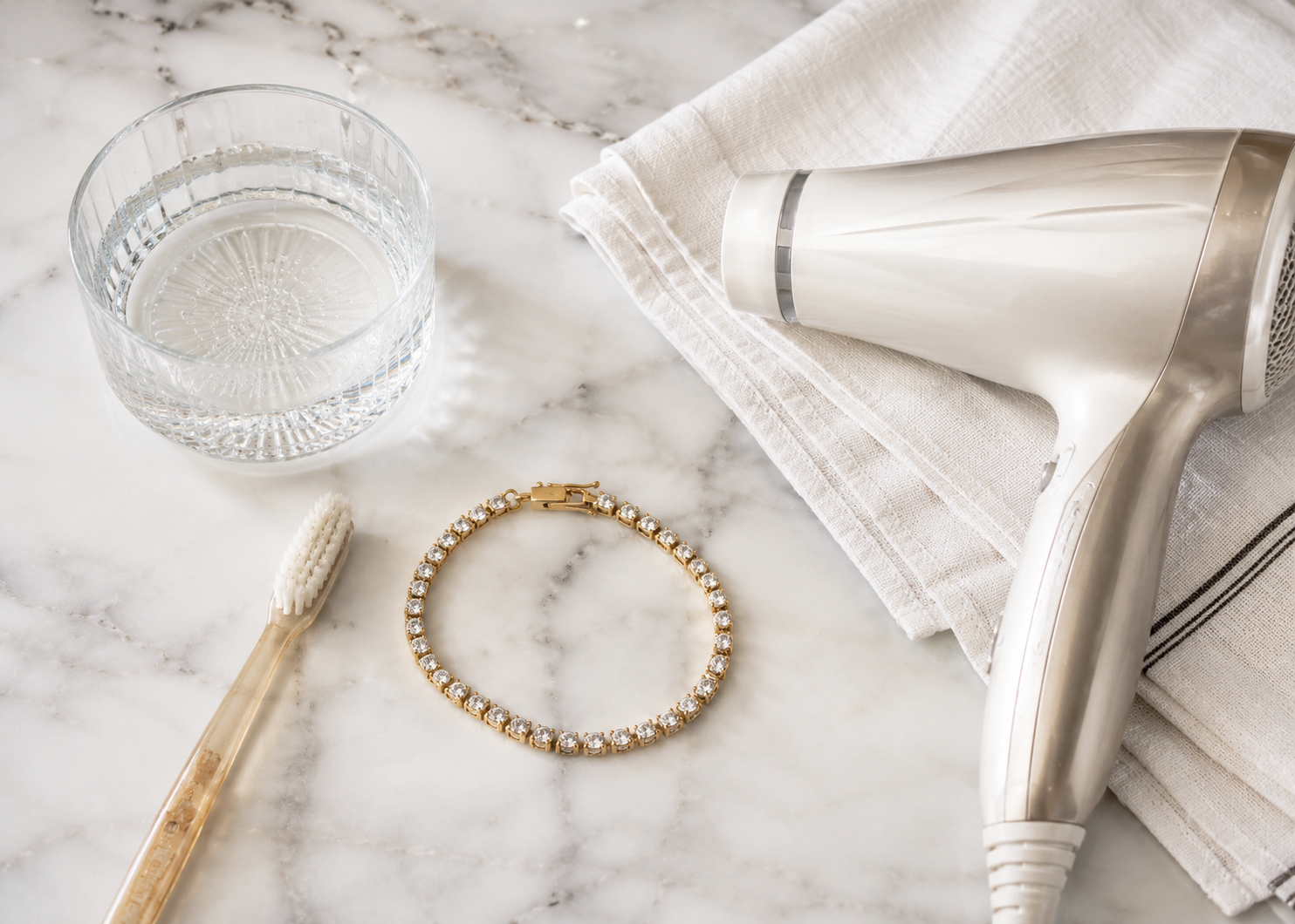 Rengøring og vedligeholdelse af tennisarmbånd — komplet guide fra Manich Jewelry