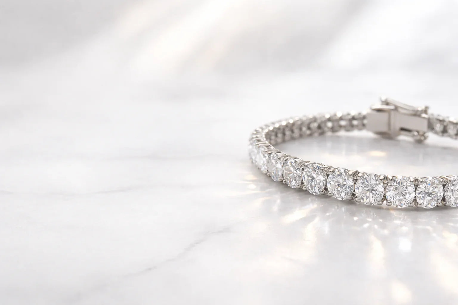 Eksklusivt tennisarmbånd med lab-grown diamanter fra Manich Jewelry