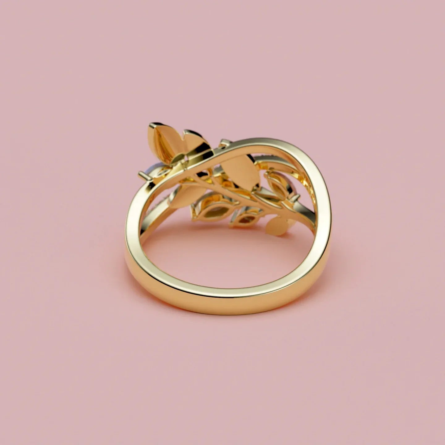 Eksklusiv 14 Karat Guldring med Hvide Opaler og Diamanter