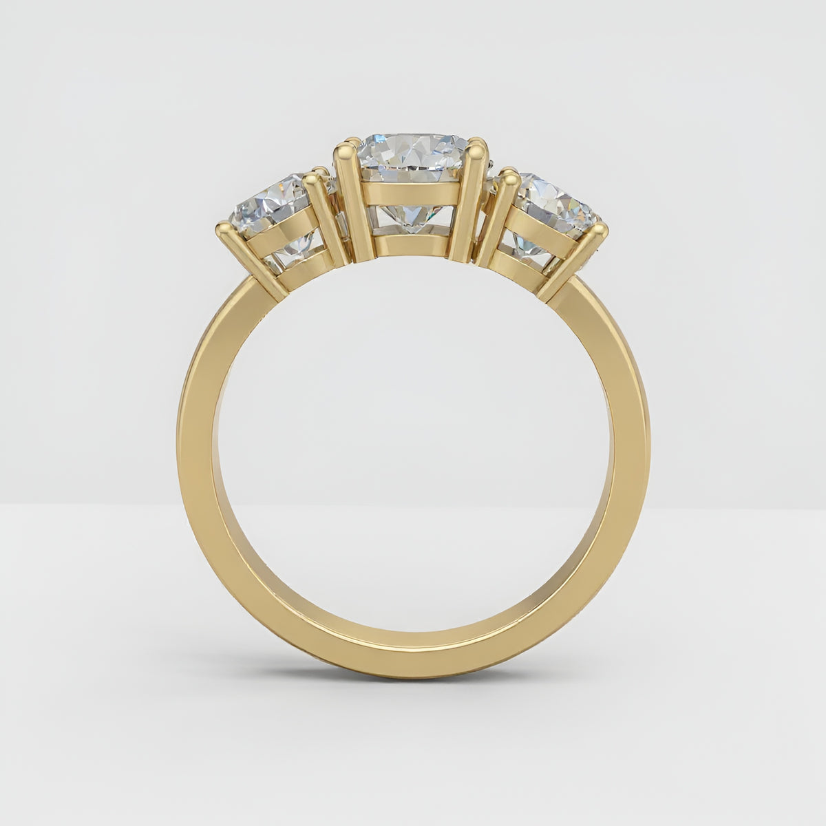 ZRG01 3-stens diamantring i 14 kt. gulguld, forfra med 4 grabber pr. sten