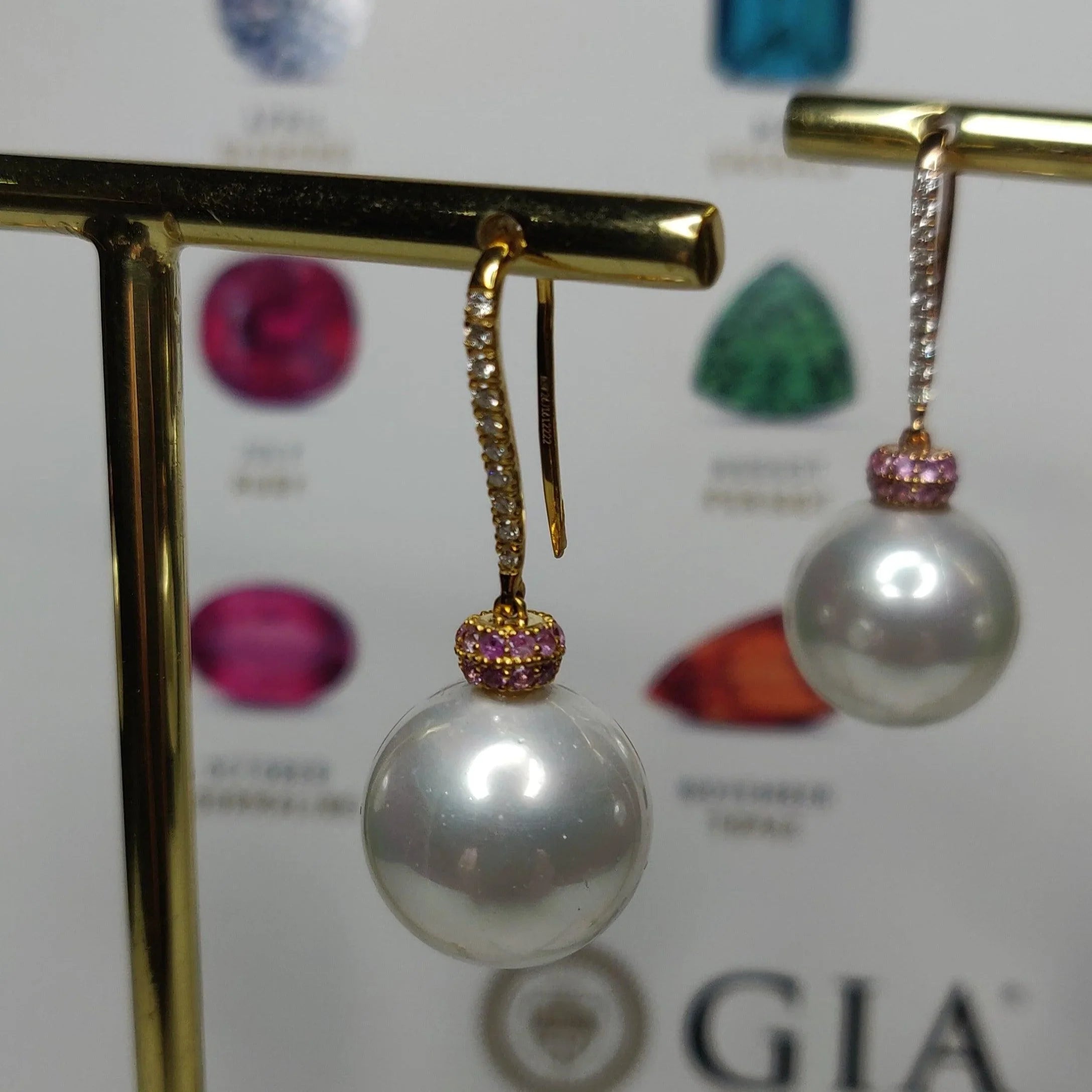 Perleøreringe med Pink Safirer & 0.15 CT Diamanter | MANICH