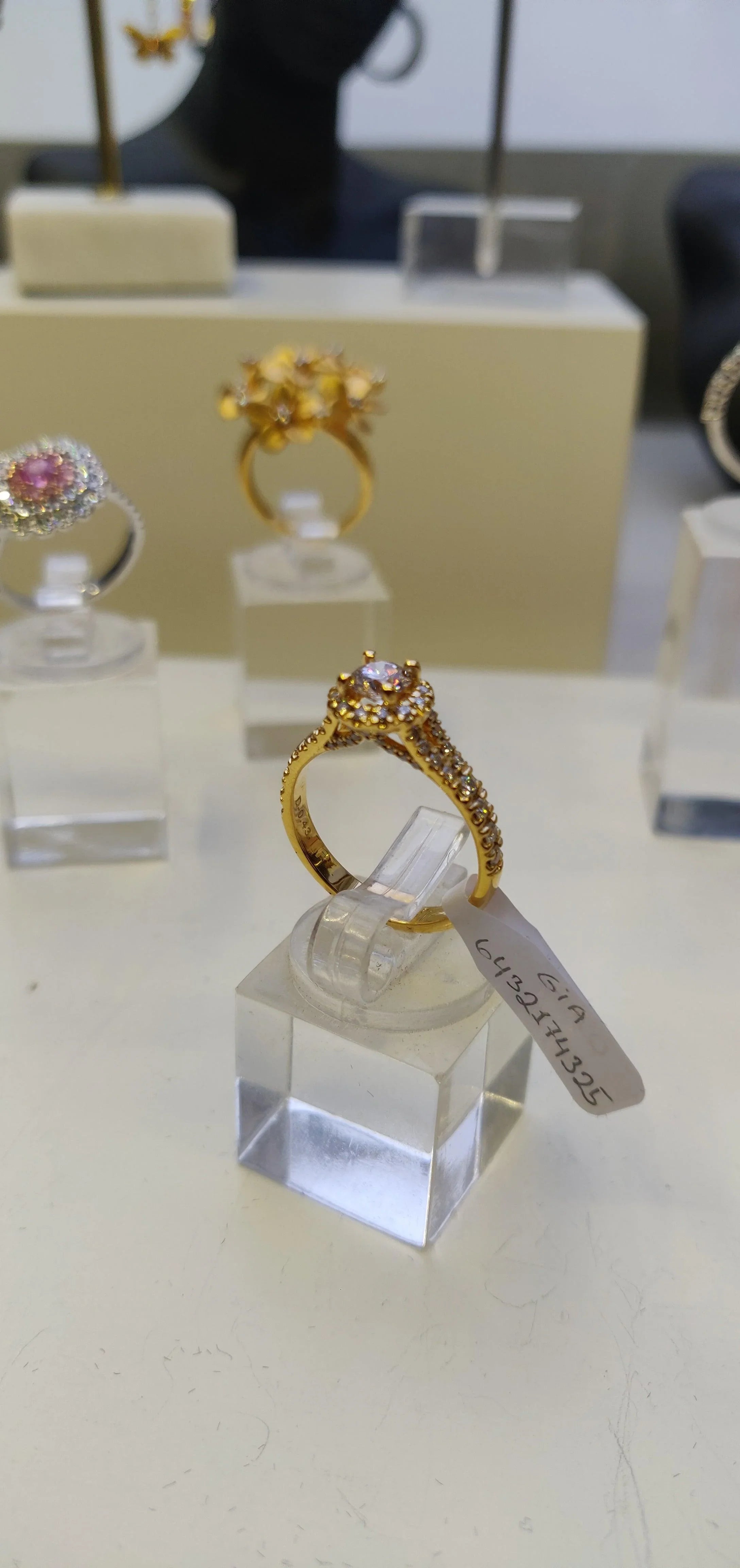 Unika Solitairering MED 0.83 CT Brillanter