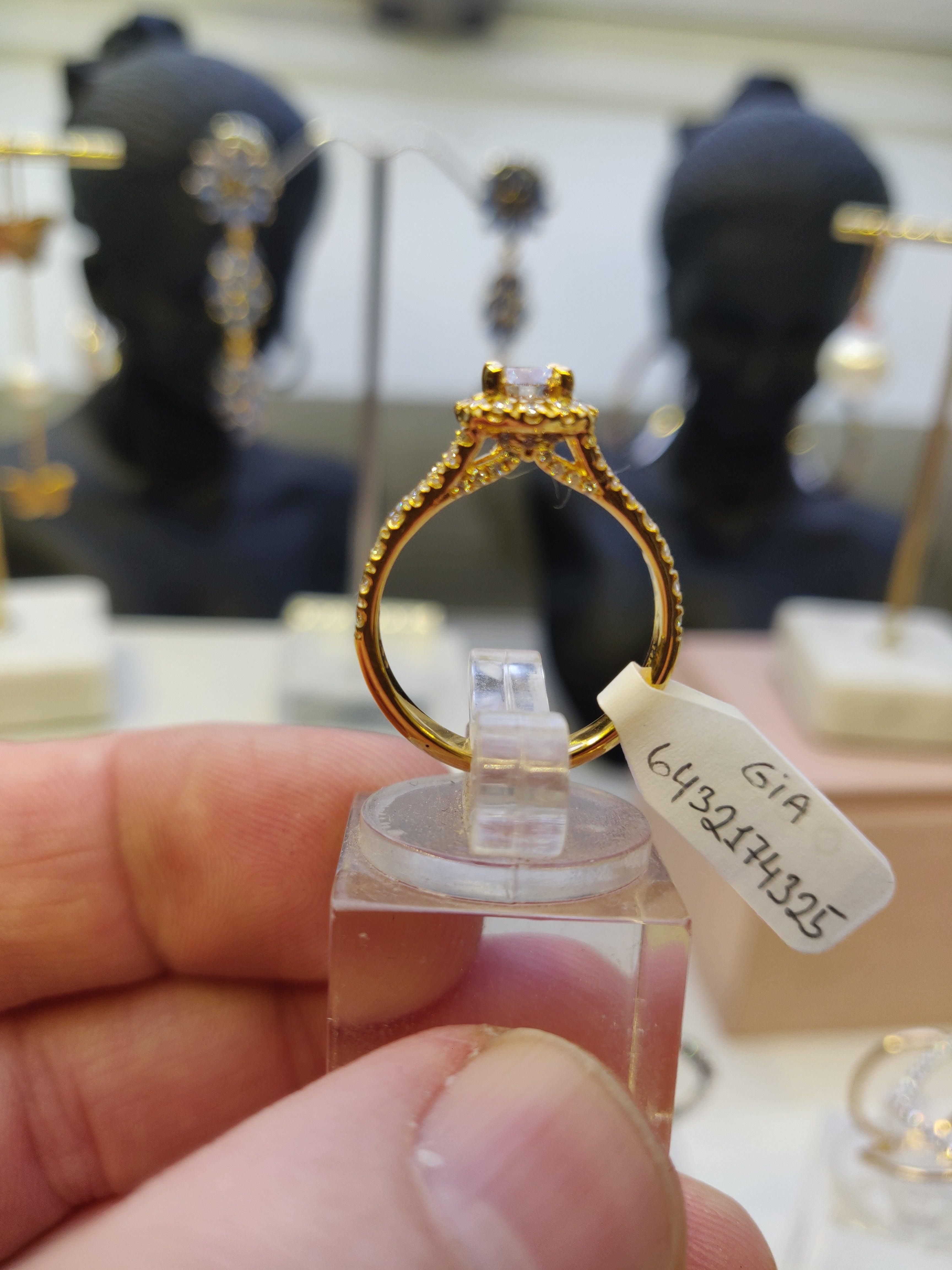 Unika Solitairering MED 0.83 CT Brillanter