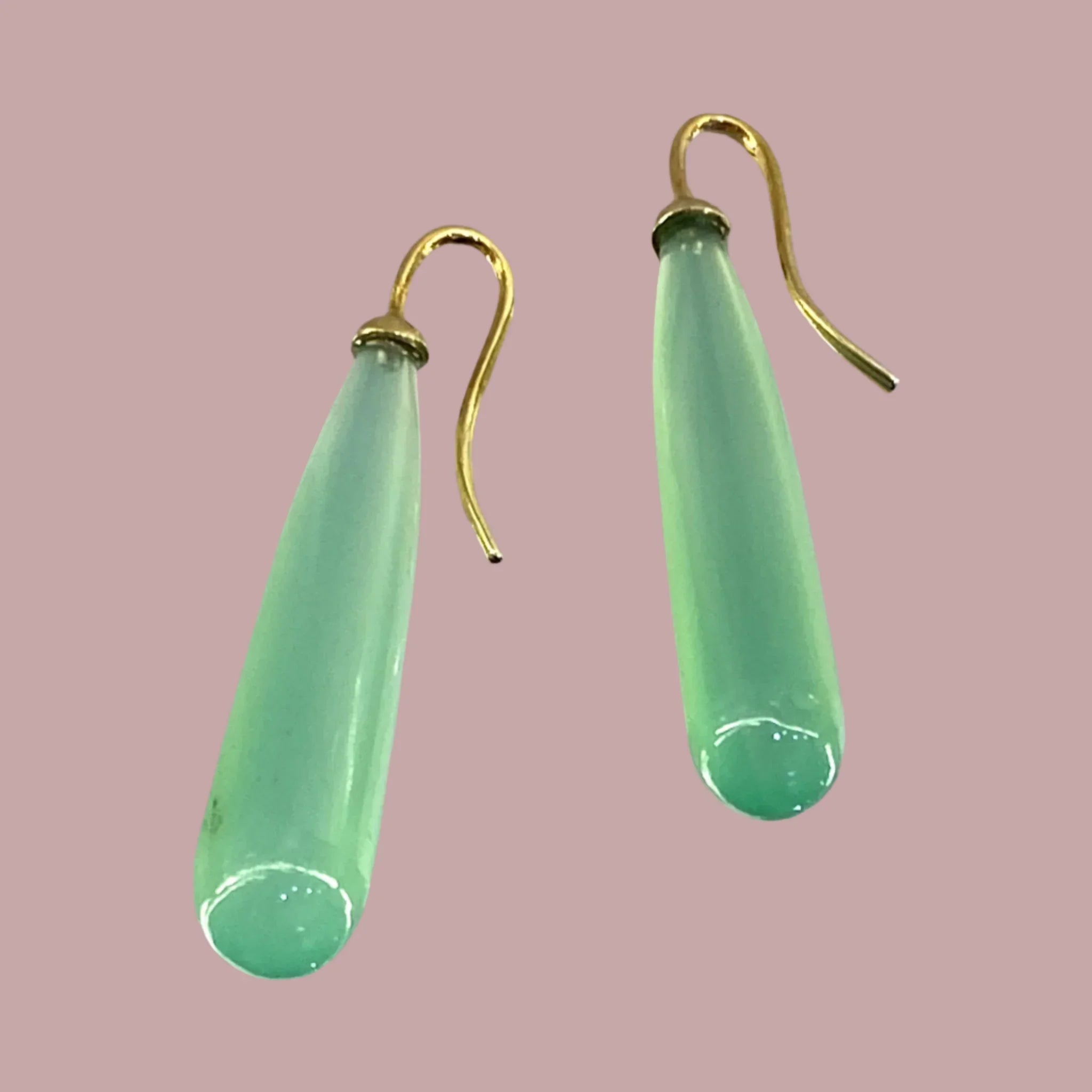 Eksklusive lange dråbeformede øreringe i 14 karat guld med transparente chrysoprase ædelsten i mintgrøn - Manich Jewelry håndlavede designersmykker"