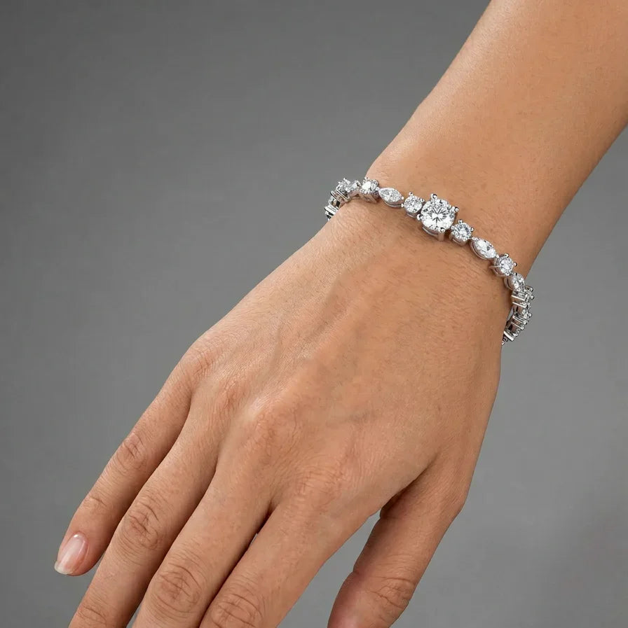 Tennisarmbånd med 5.38 carat lab grown diamanter i hvidguld på håndmodel