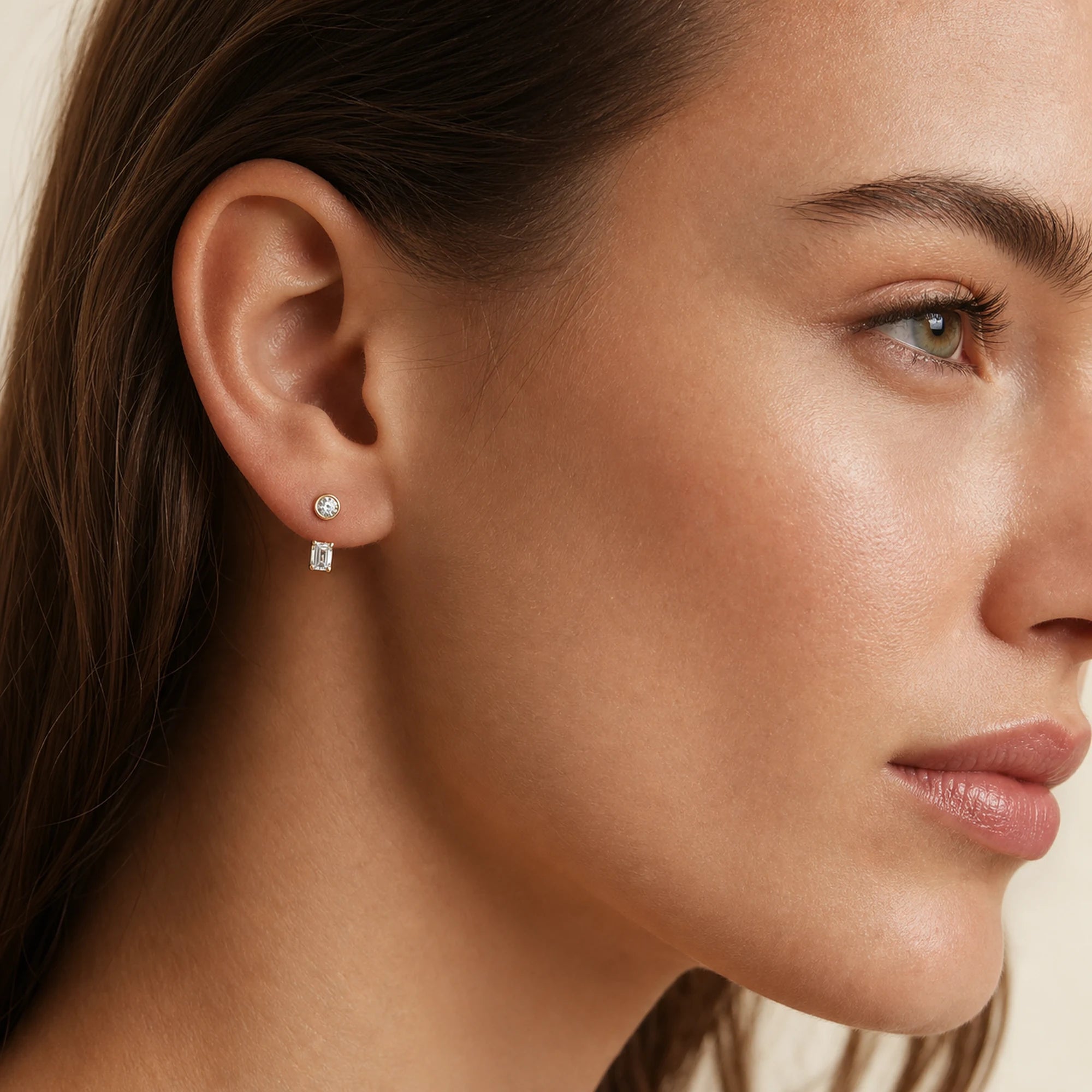 Emerald Drop Øreringe på model – lab grown diamanter, 14 karat guld