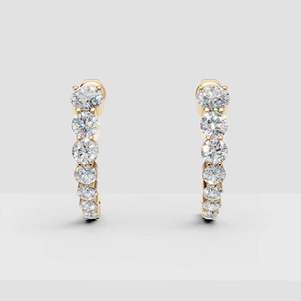 Graduerede diamant creoler i 14 karat guld – set forfra med 11 faldende lab grown brillanter