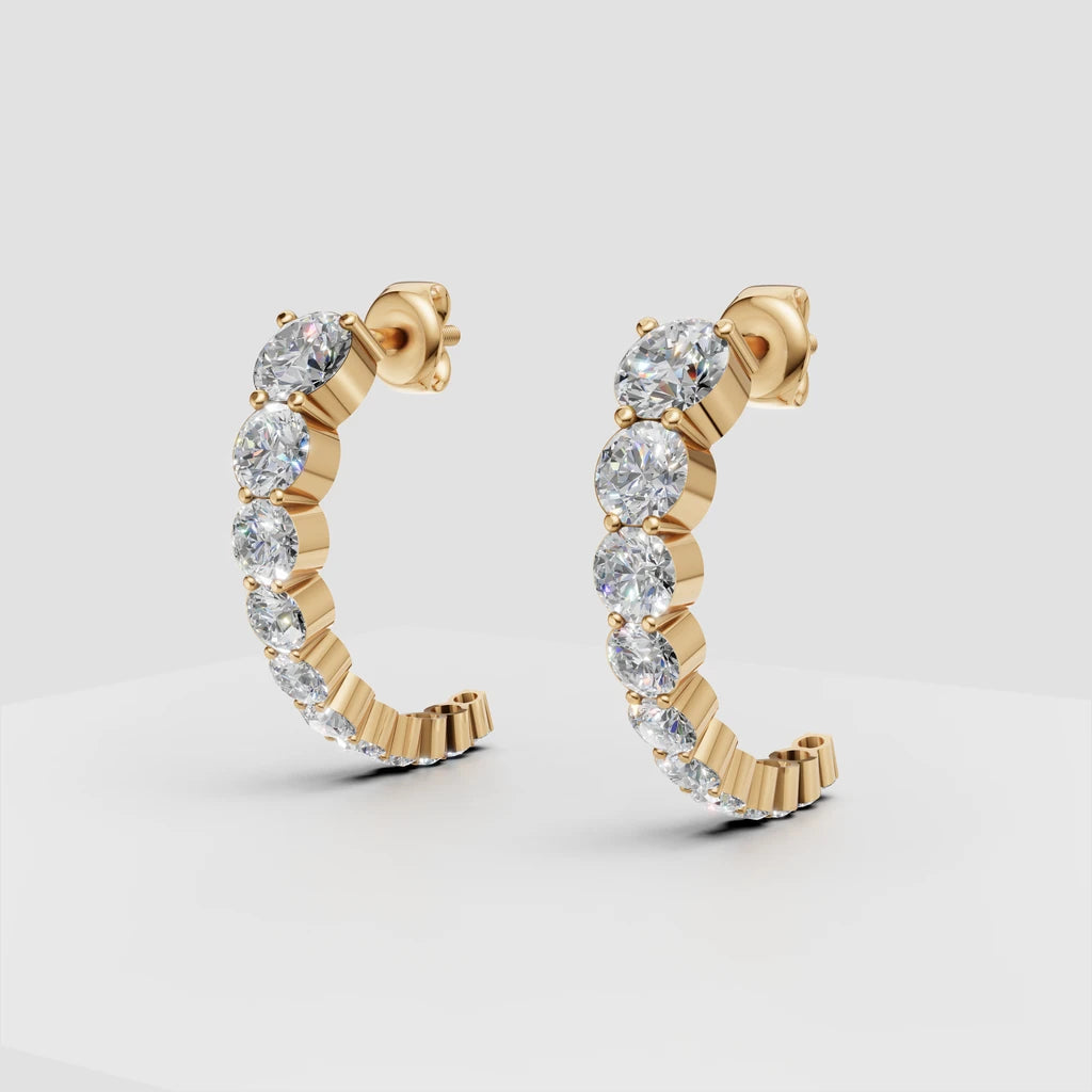 Graduerede diamant creoler i 14 karat guld med 1,44 ct lab grown diamanter – set skråt forfra