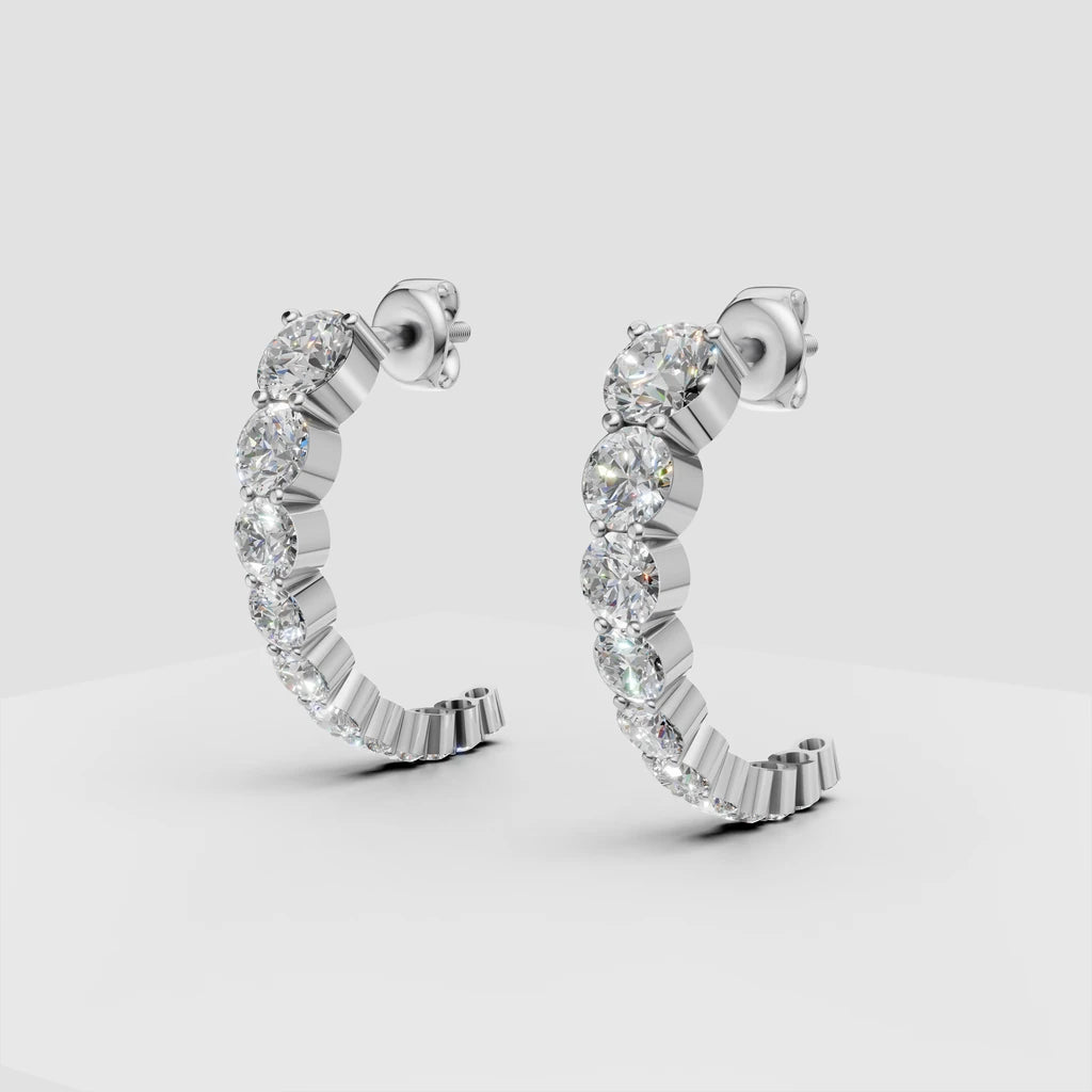 Graduerede diamant creoler i 14 karat hvidguld med 1,44 ct lab grown diamanter – set skråt forfra