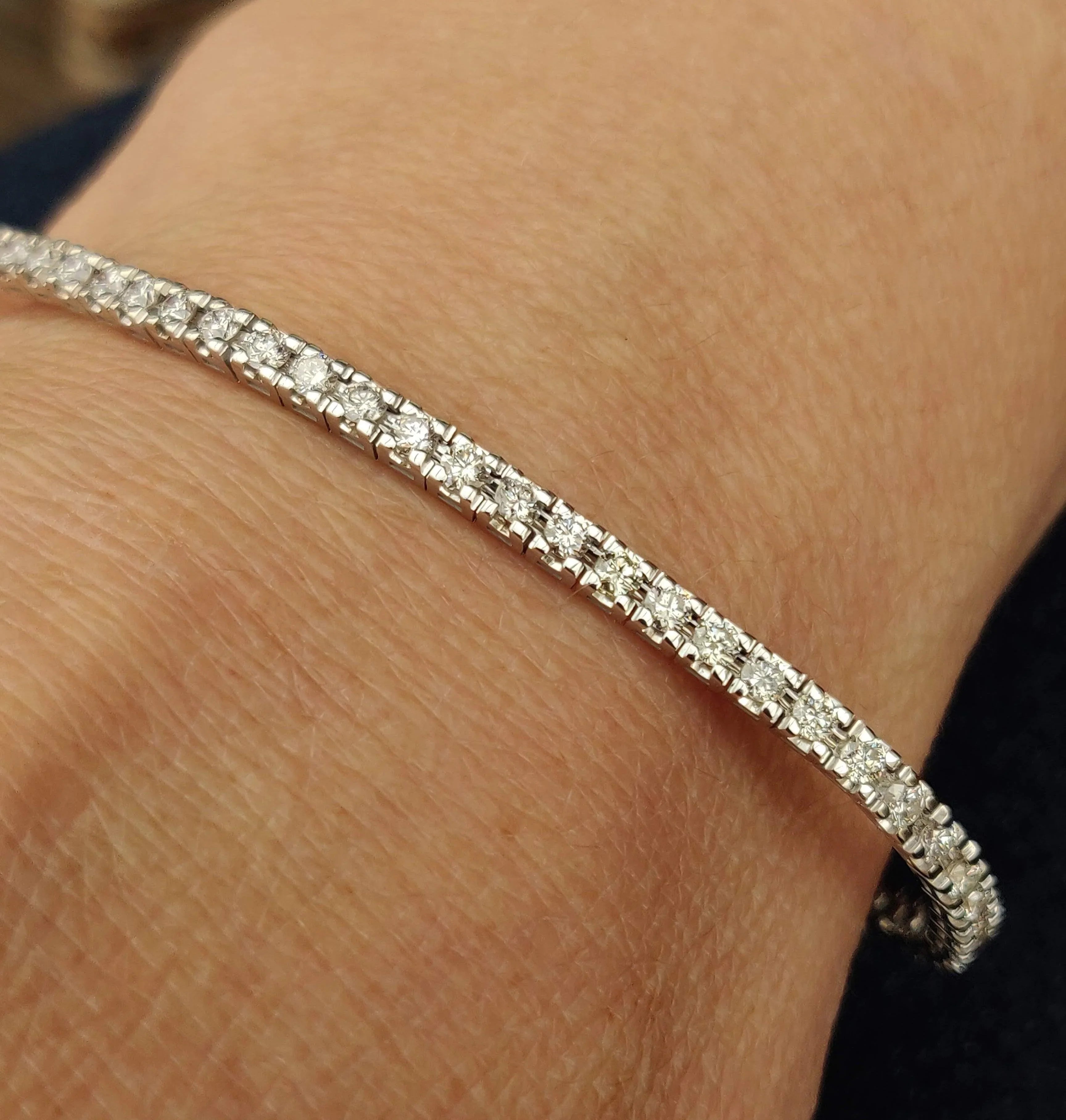 Tennisarmbånd på 2.5carat F-G,SI i 18K hvidguld
