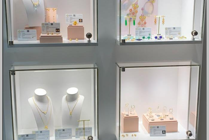 Manich Jewelry showroom - Smykkeudstilling i belyste glasmontrer med håndlavede smykker