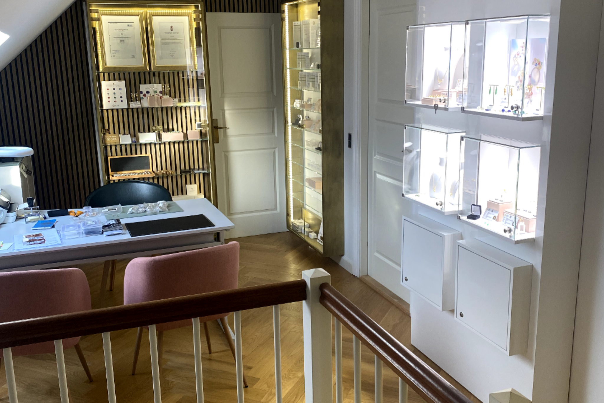 Manich Jewelry's eksklusive showroom i Vodskov med elegante udstillingsmontrer, certificeringer og professionelt konsultationsområde