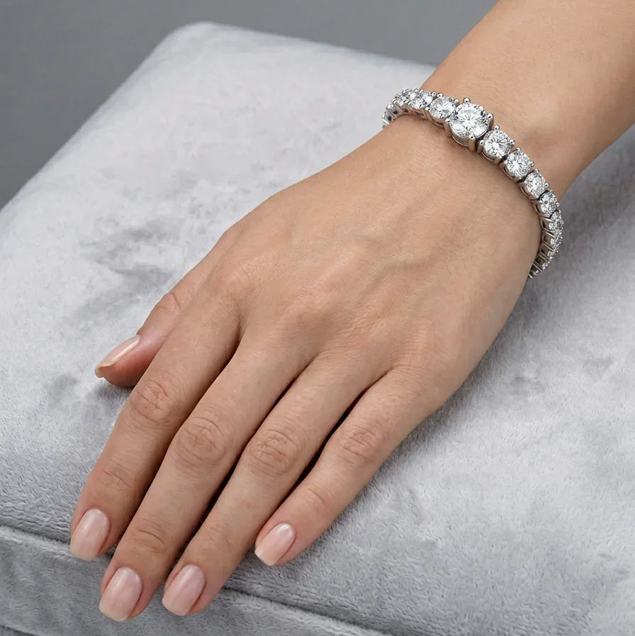 Tennisarmbånd med 10.60 ct lab grown diamanter i hvidguld vist på hånd – eksklusivt diamant tennisarmbånd