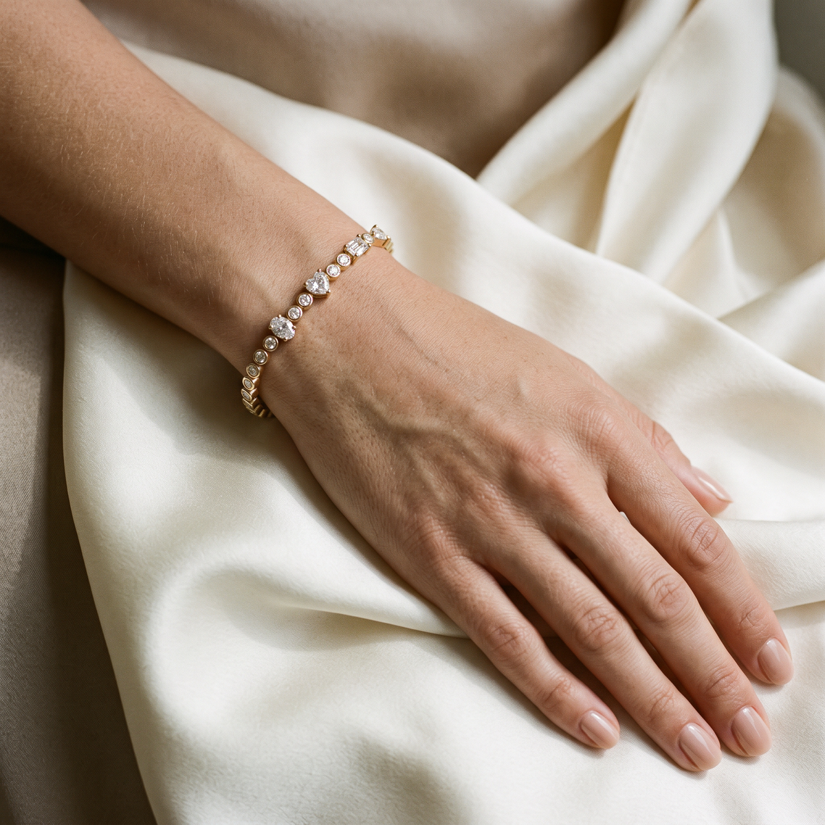 AD-BR01 Art Deco armbånd i 14 karat gulguld på håndled