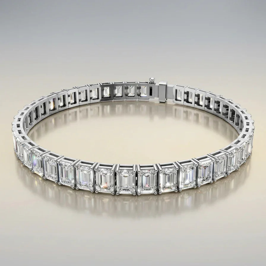 Tennisarmbånd i hvidguld med emerald cut diamanter
