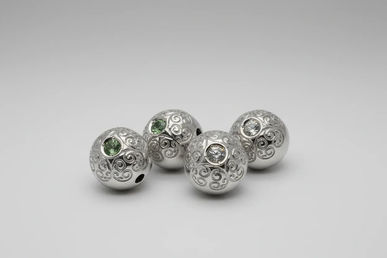Charm i 925 sølv med 0.10 ct diamant eller tsavorite til macraméarmbånd