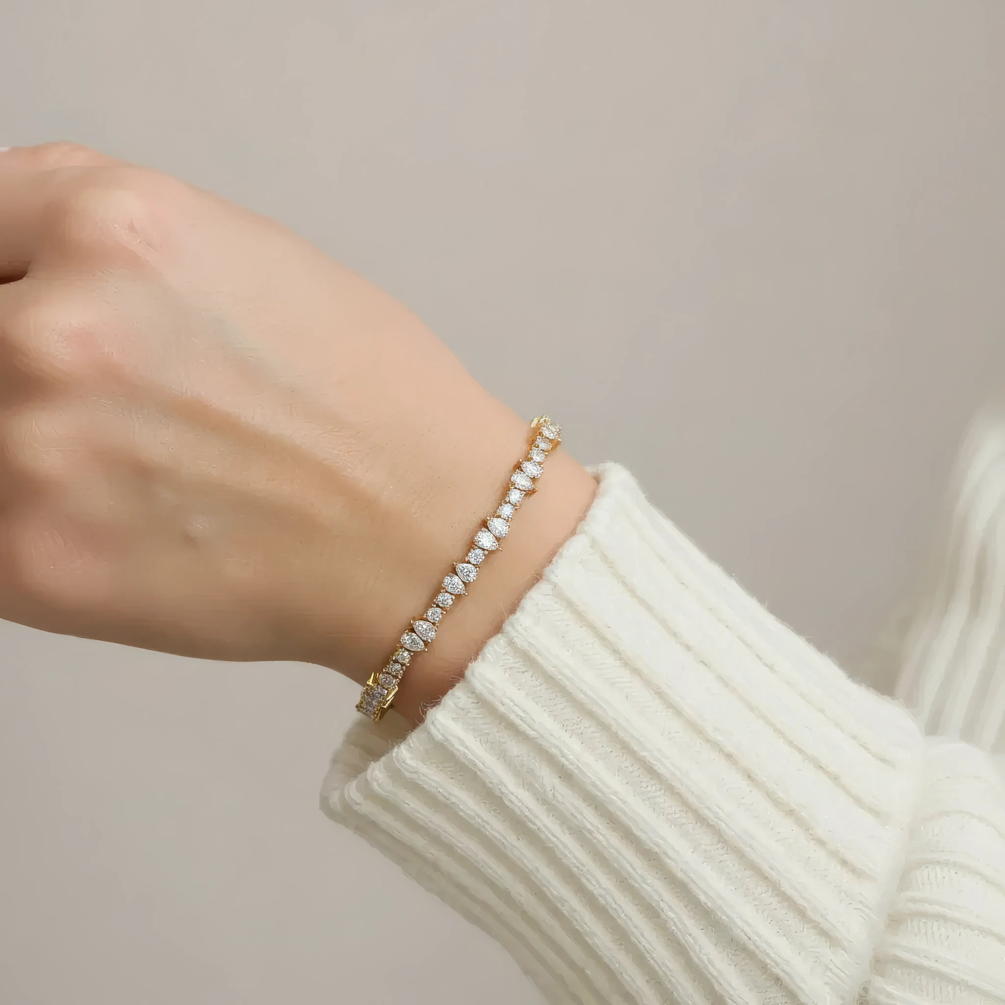 Pear og round diamantarmbånd på hånd