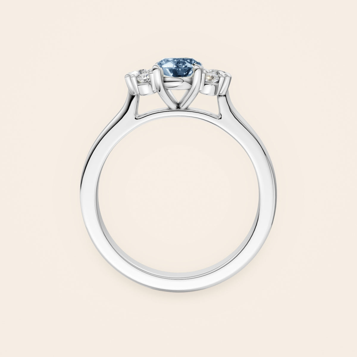 DR0381 diamantring i 14 kt. hvidguld med blå oval diamant – profil