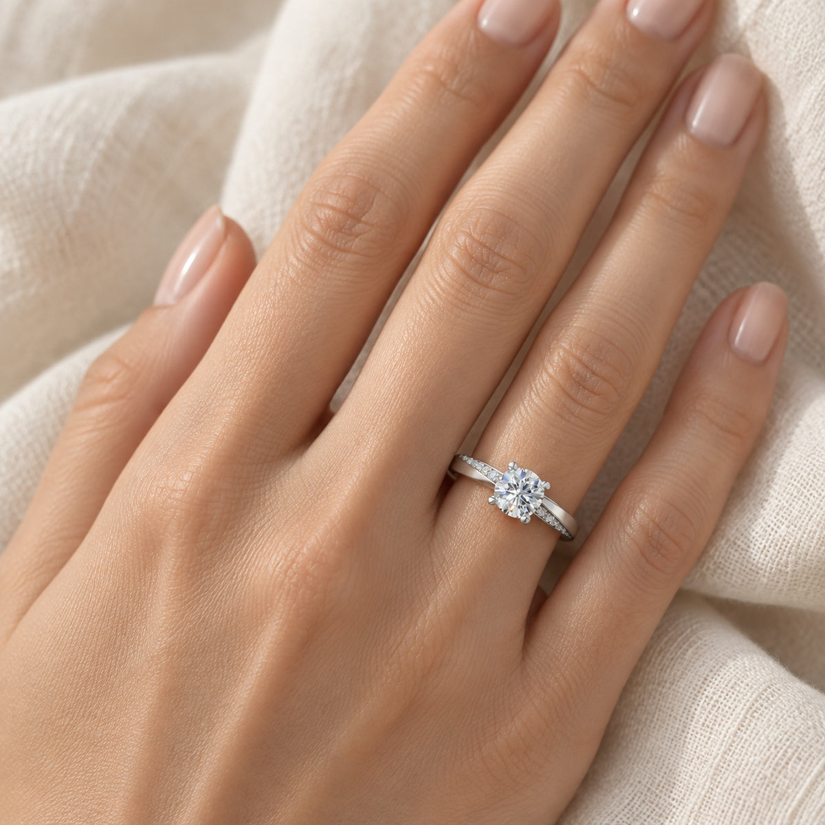 DR0383 solitaire diamantring båret på ringfingeren