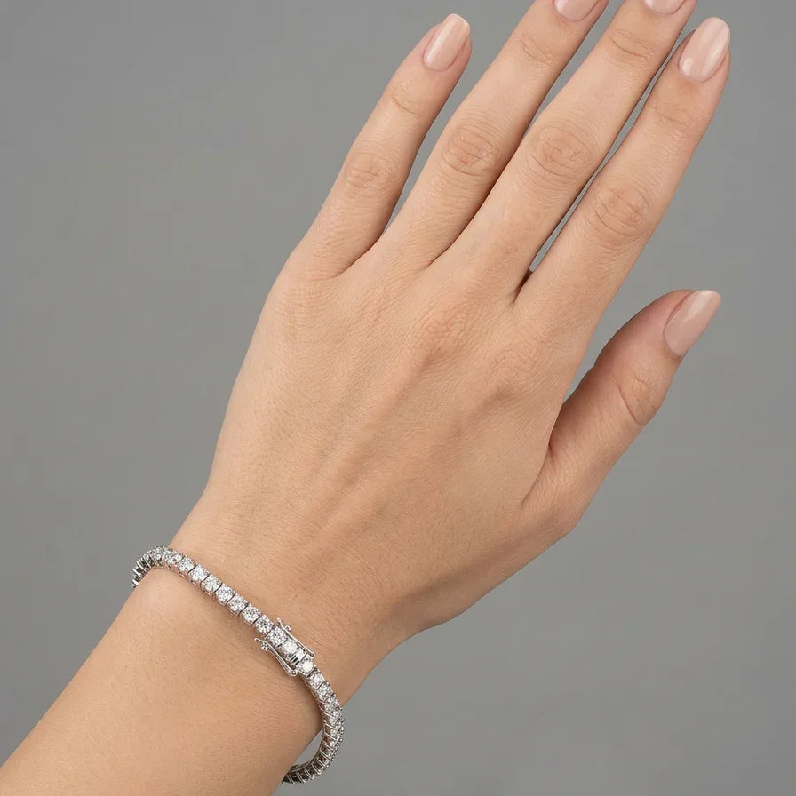 Diamant tennisarmbånd i 14 karat hvidguld på model