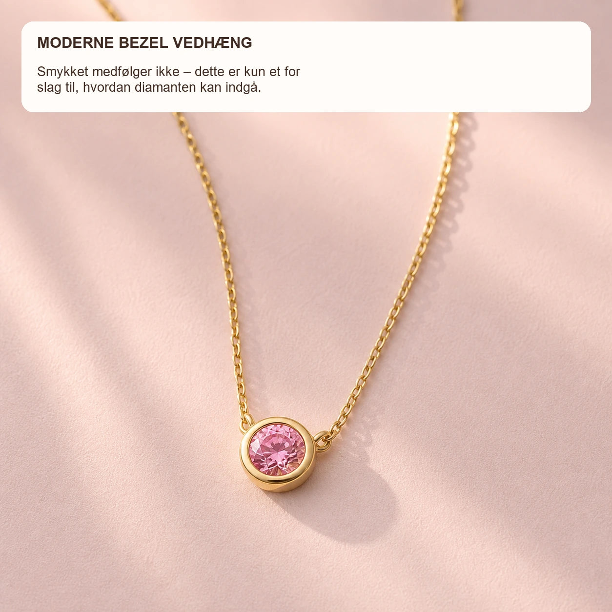 Fancy Vivid Pink lab-grown diamant på 0,10 ct vist i moderne bezel-fatning i gulguld. Inspirationsbillede — smykket medfølger ikke.