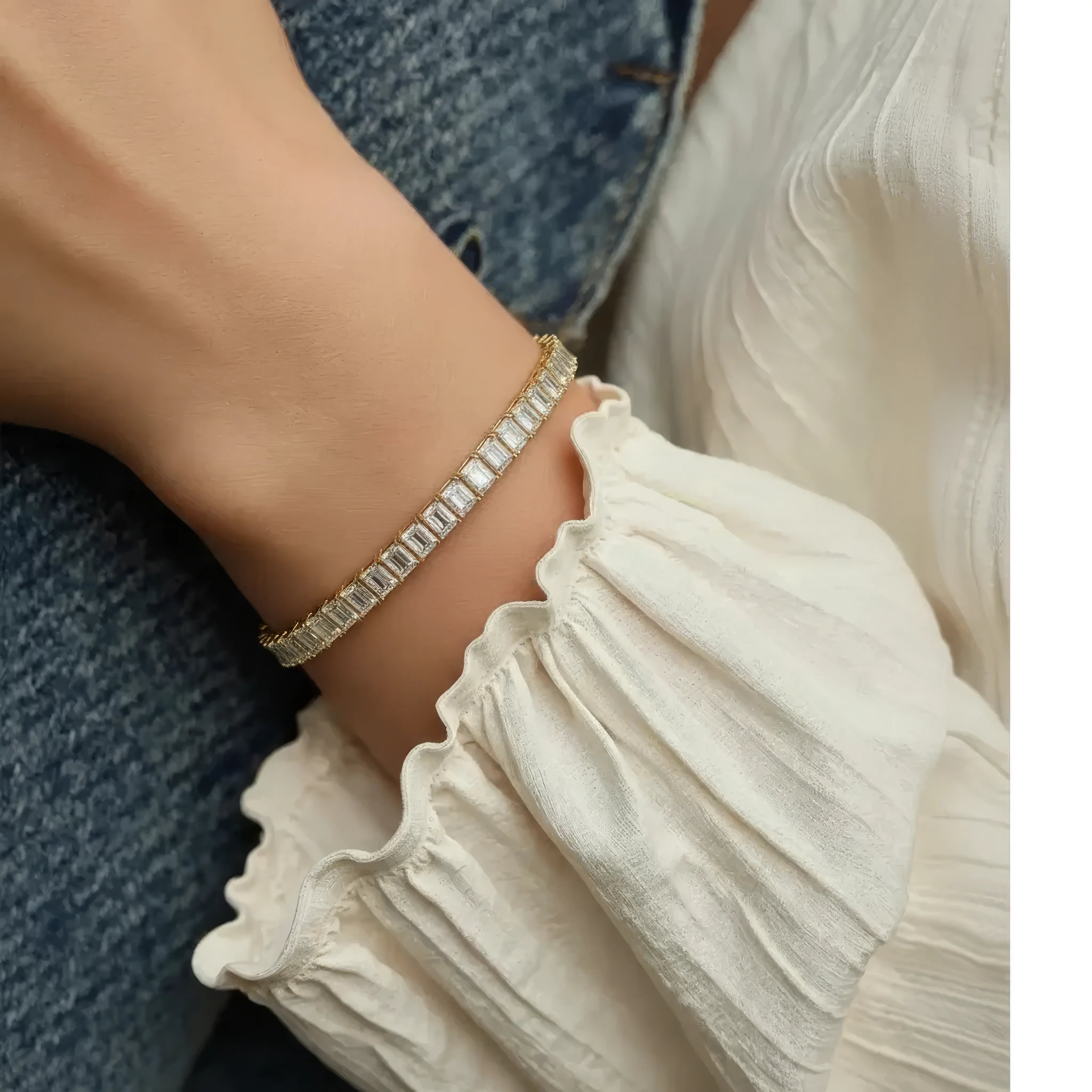 tennisarmbånd med radiant diamanter i gulguld på model