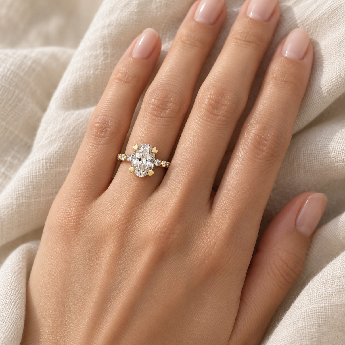 RT030 oval diamantring båret på ringfingeren