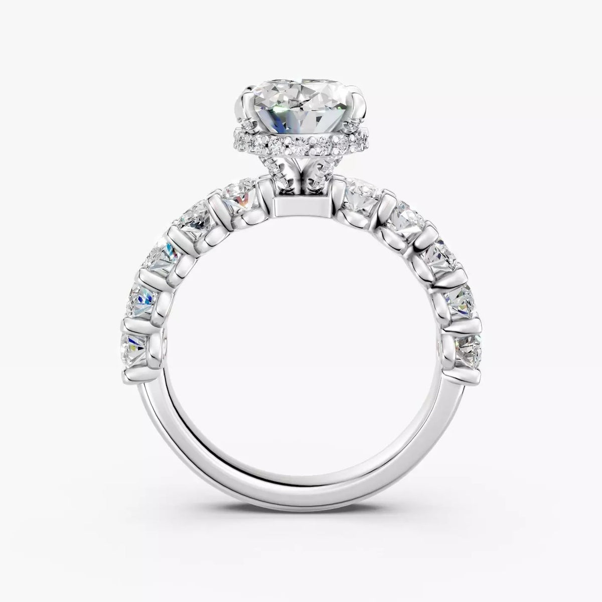 ZRT034 diamantring i 14 kt. hvidguld, profil med skjult halo og ovale sidesten