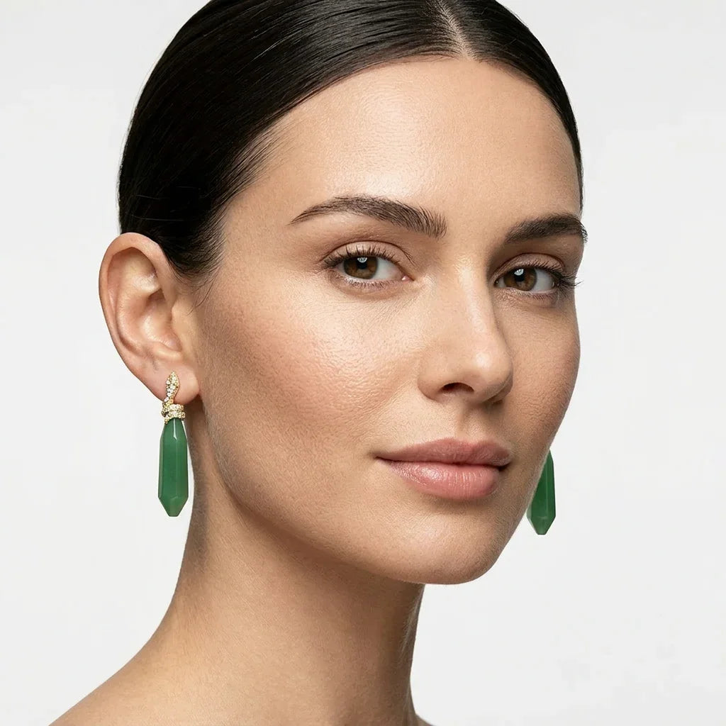 Serpentine ørehængere med grøn chrysoprase og brillantbesat slangedesign båret på model.