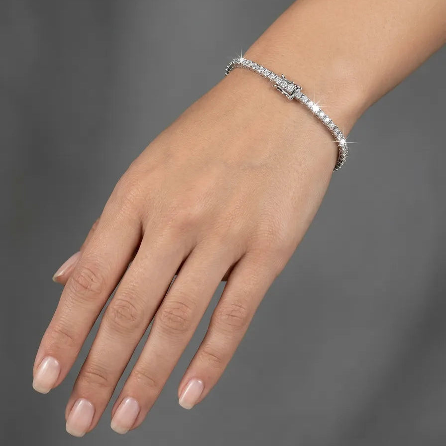 Tennisarmbånd i 18 kt hvidguld med 2.00 ct naturlige brillantslebne diamanter i kvaliteten F-G VS-SI båret på hånd