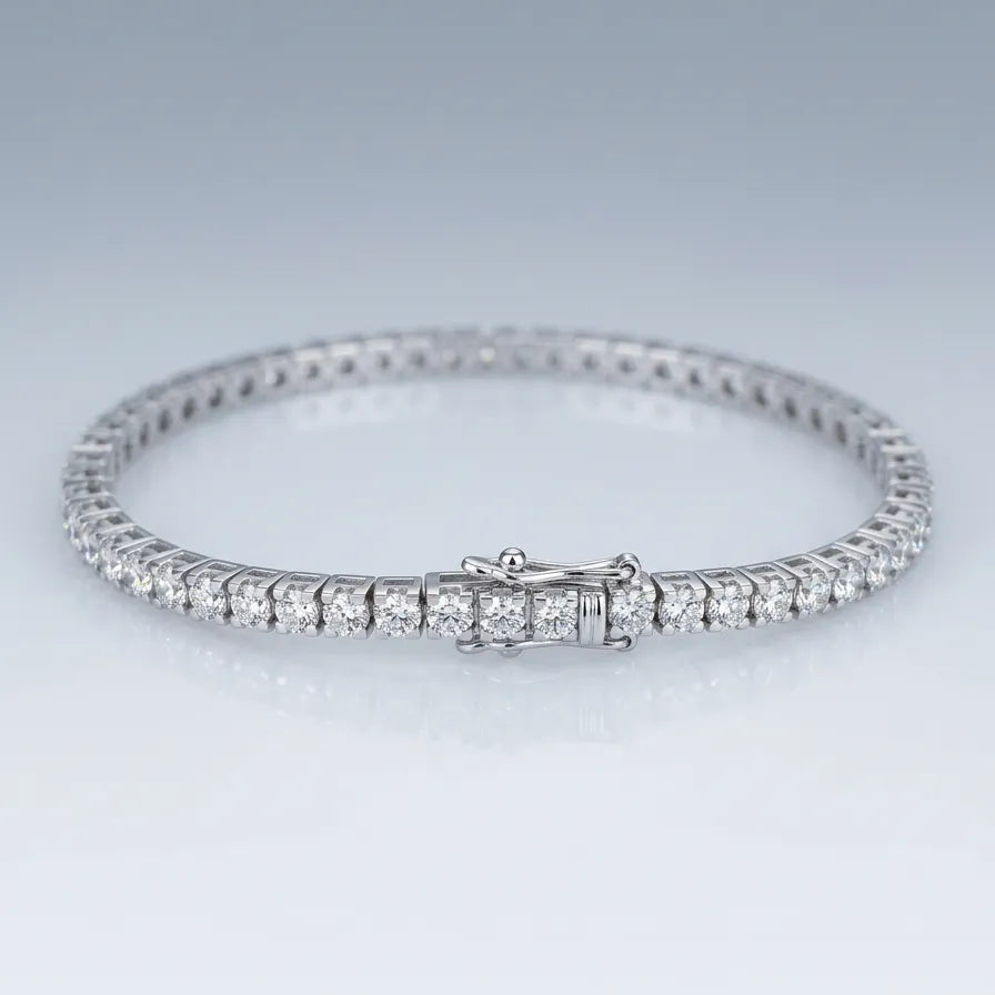 Eksklusivt tennisarmbånd i 18 karat hvidguld sat med 3.00 carat naturlige brillantslebne diamanter i kvaliteten Top Wesselton (G) VS-SI. Håndlavet luksusarmbånd fra MANICH.