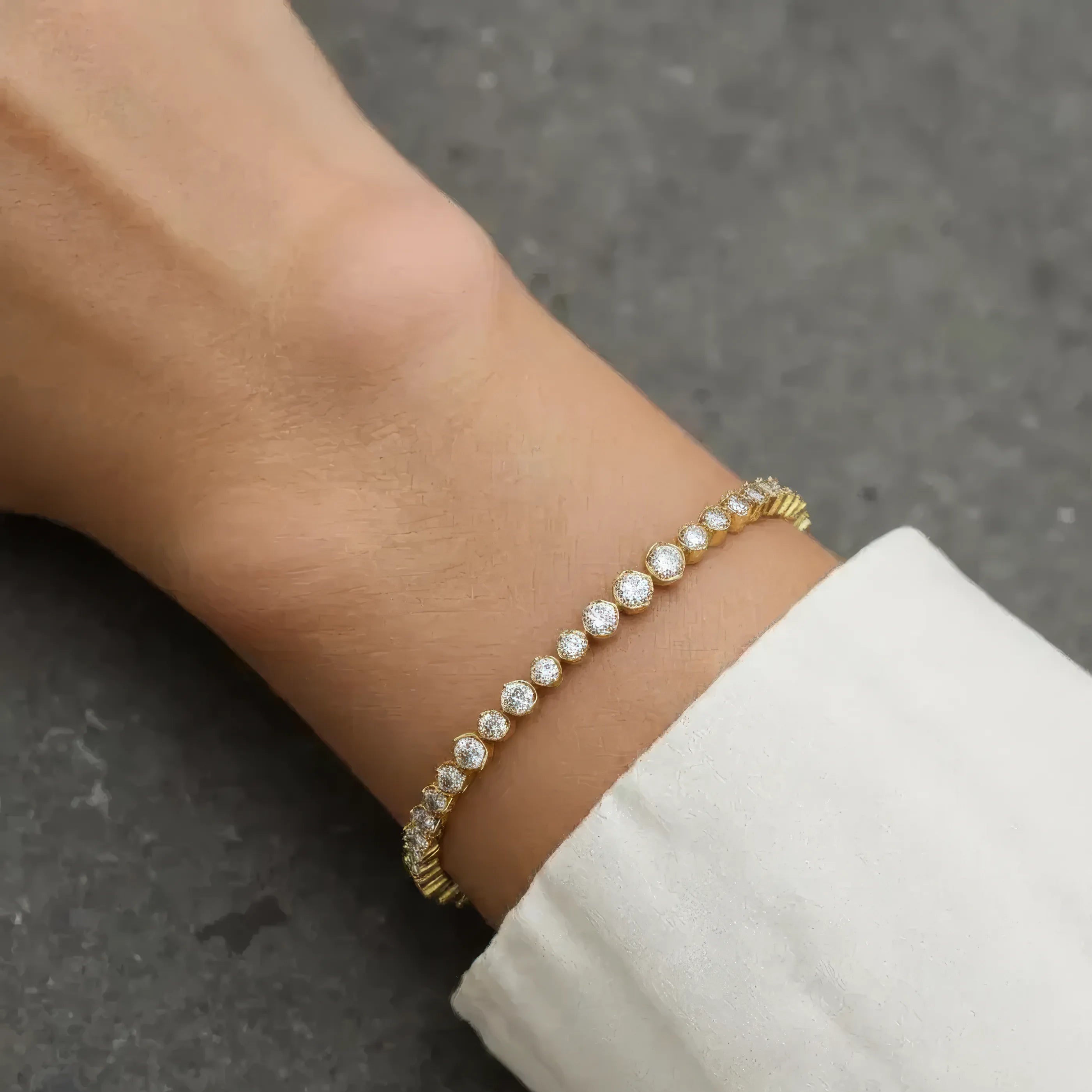 Tennisarmbånd med 3,5 ct lab grown diamanter båret på håndled