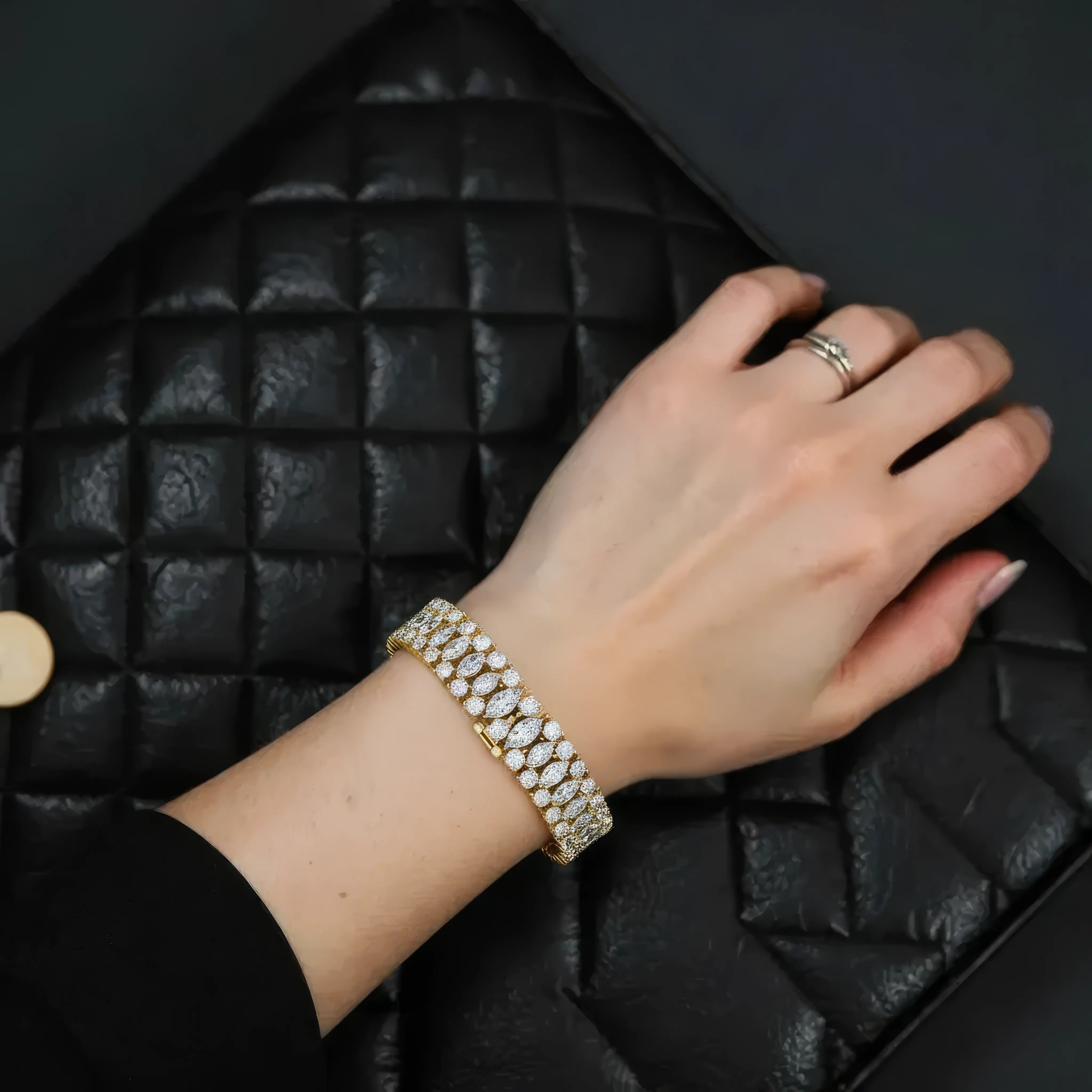 Tennisarmbånd med 14.78 carat lab grown diamanter i round og marquise sleb båret på hånd i gulguld