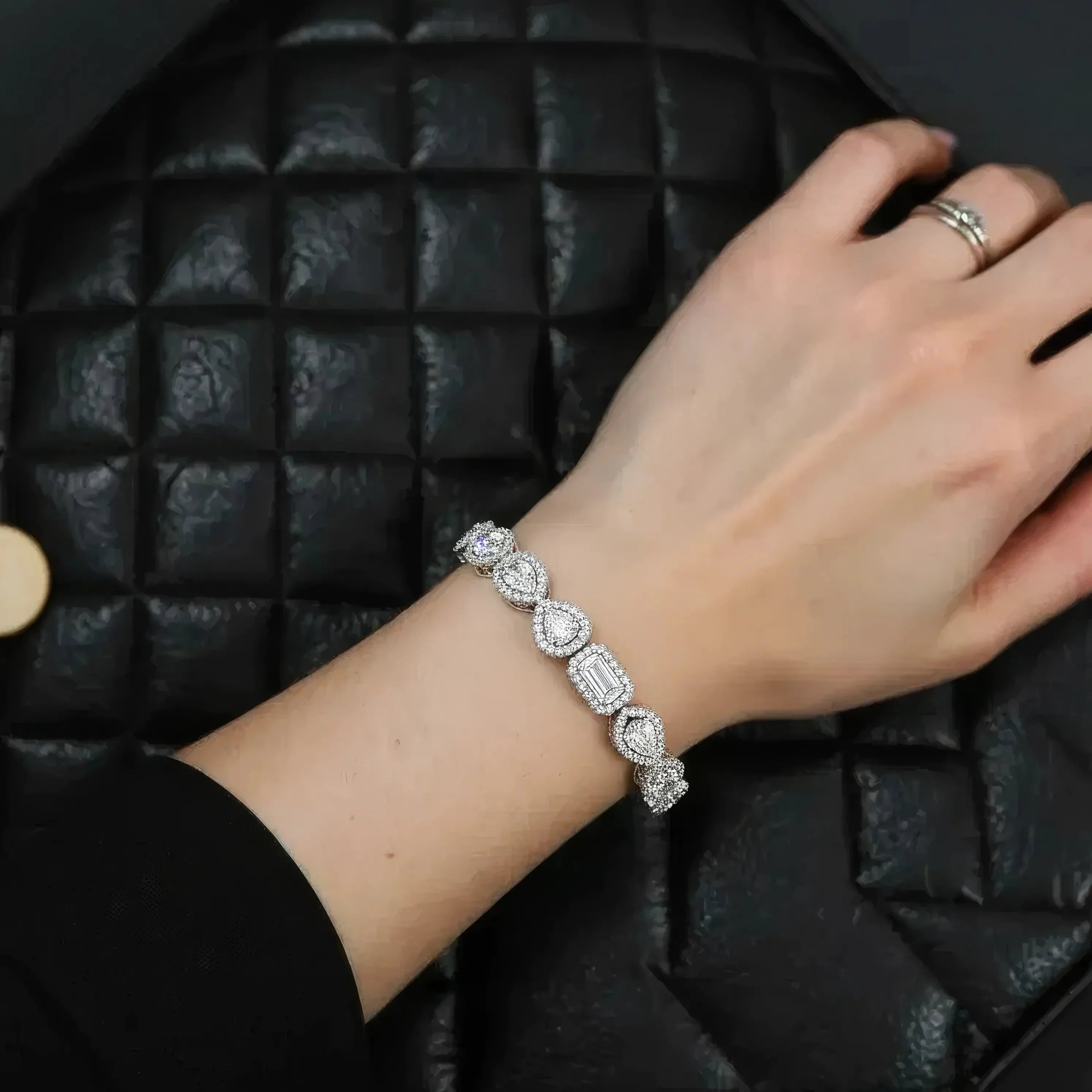 Tennisarmbånd i 14 karat hvidguld med lab grown diamanter båret på hånd