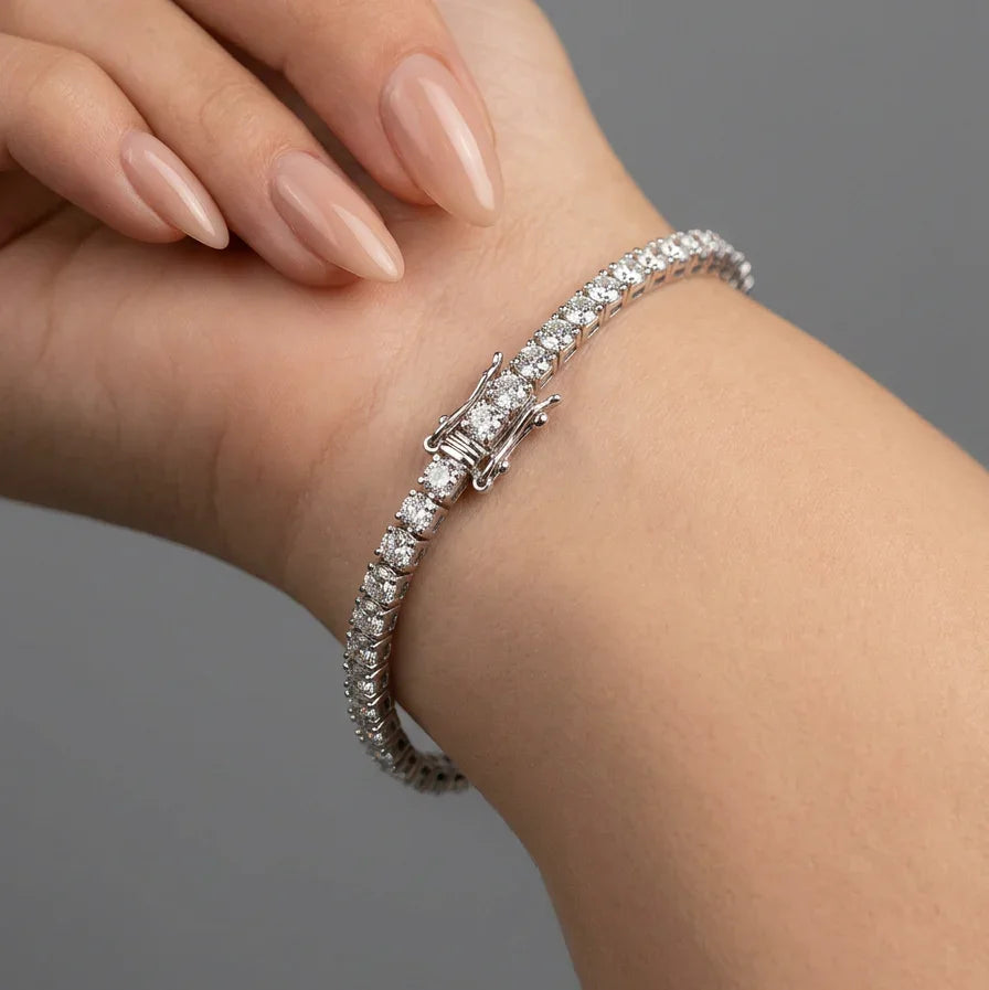 Close up af tennisarmbånd med brillantslebne diamanter