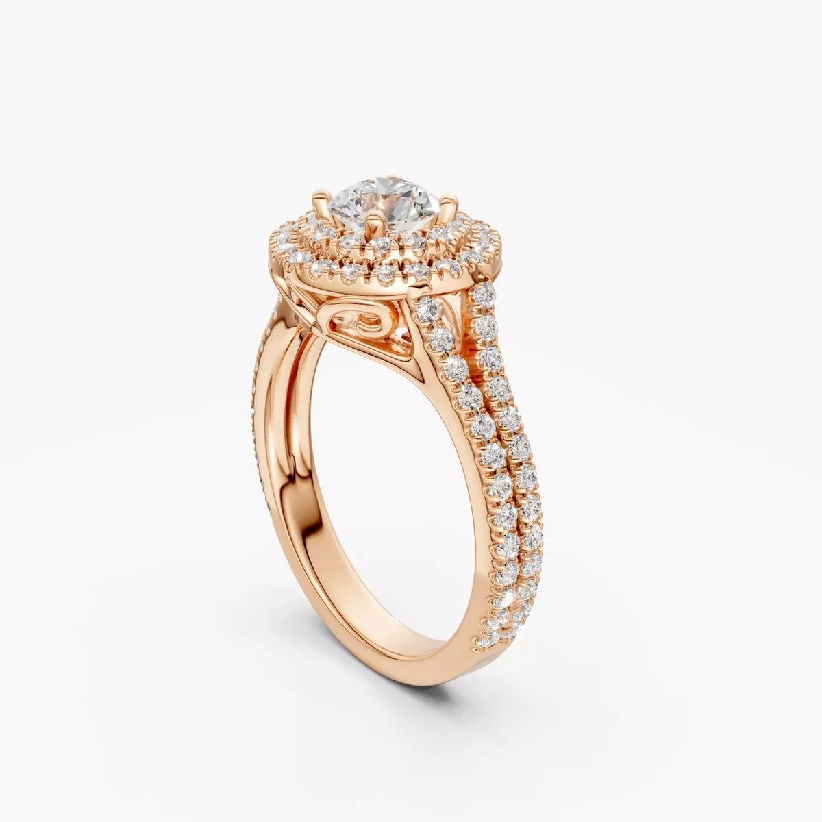 ZJKR08 diamantring i 14 kt. rosaguld med rund lab-grown diamant, dobbelt halo og delt pavé-skinne set fra siden