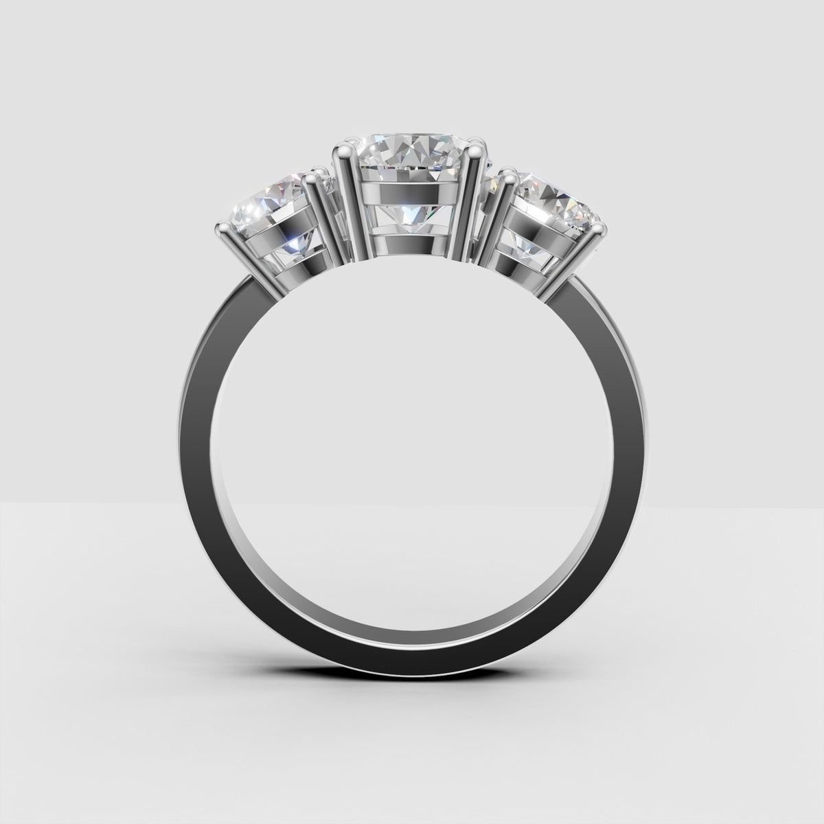 ZRG01 3-stens diamantring i 14 kt. hvidguld, forfra med 4 grabber pr. sten