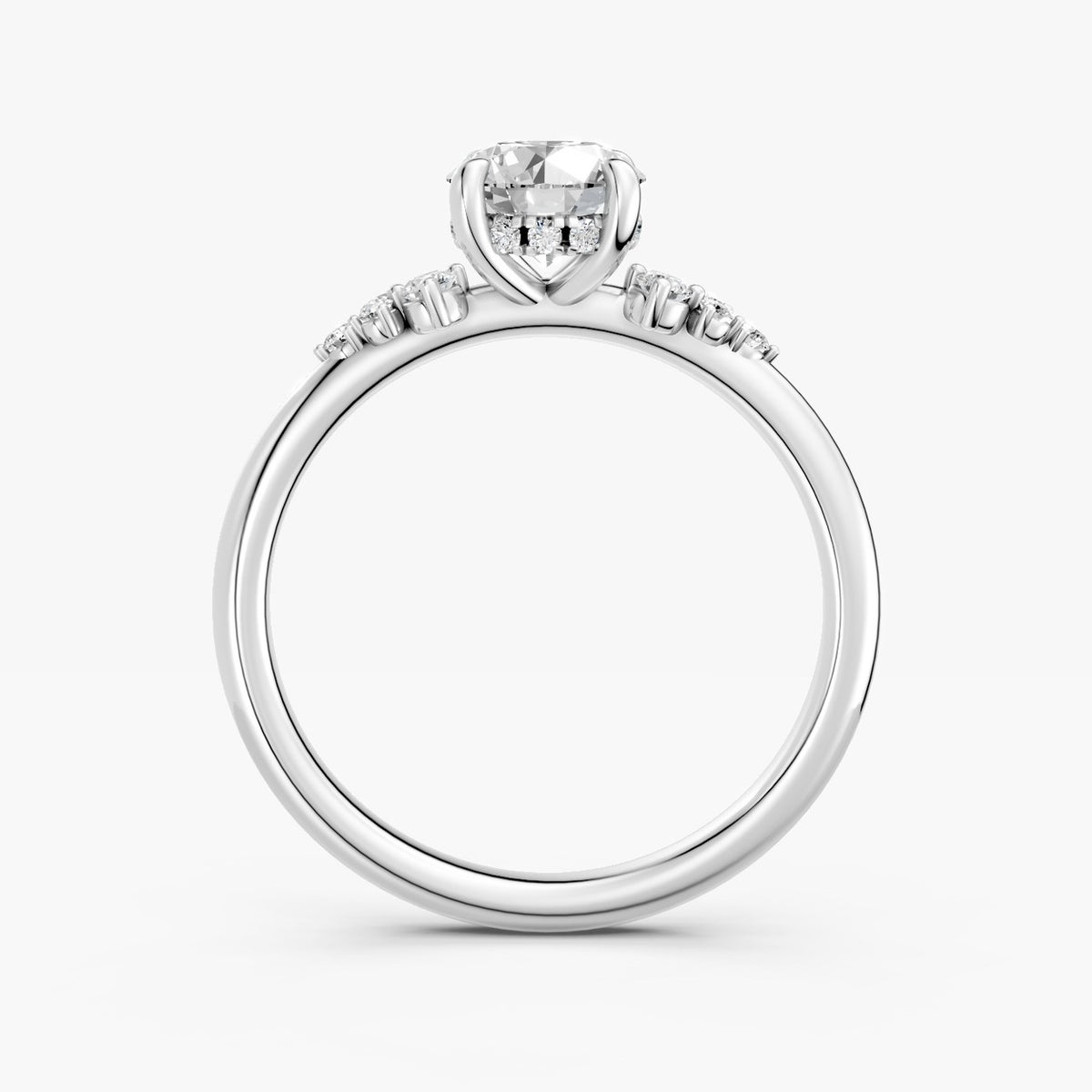 ZRT014 solitaire diamantring i hvidguld set fra siden med skjult halo