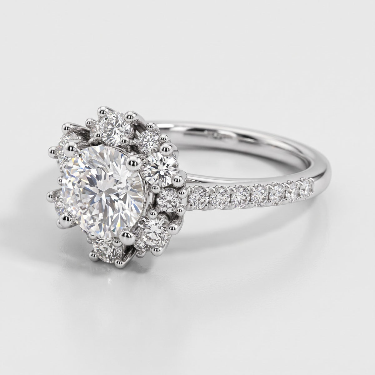 ZSY018 diamantring i hvidguld set skråt fra siden med pavé-skinne