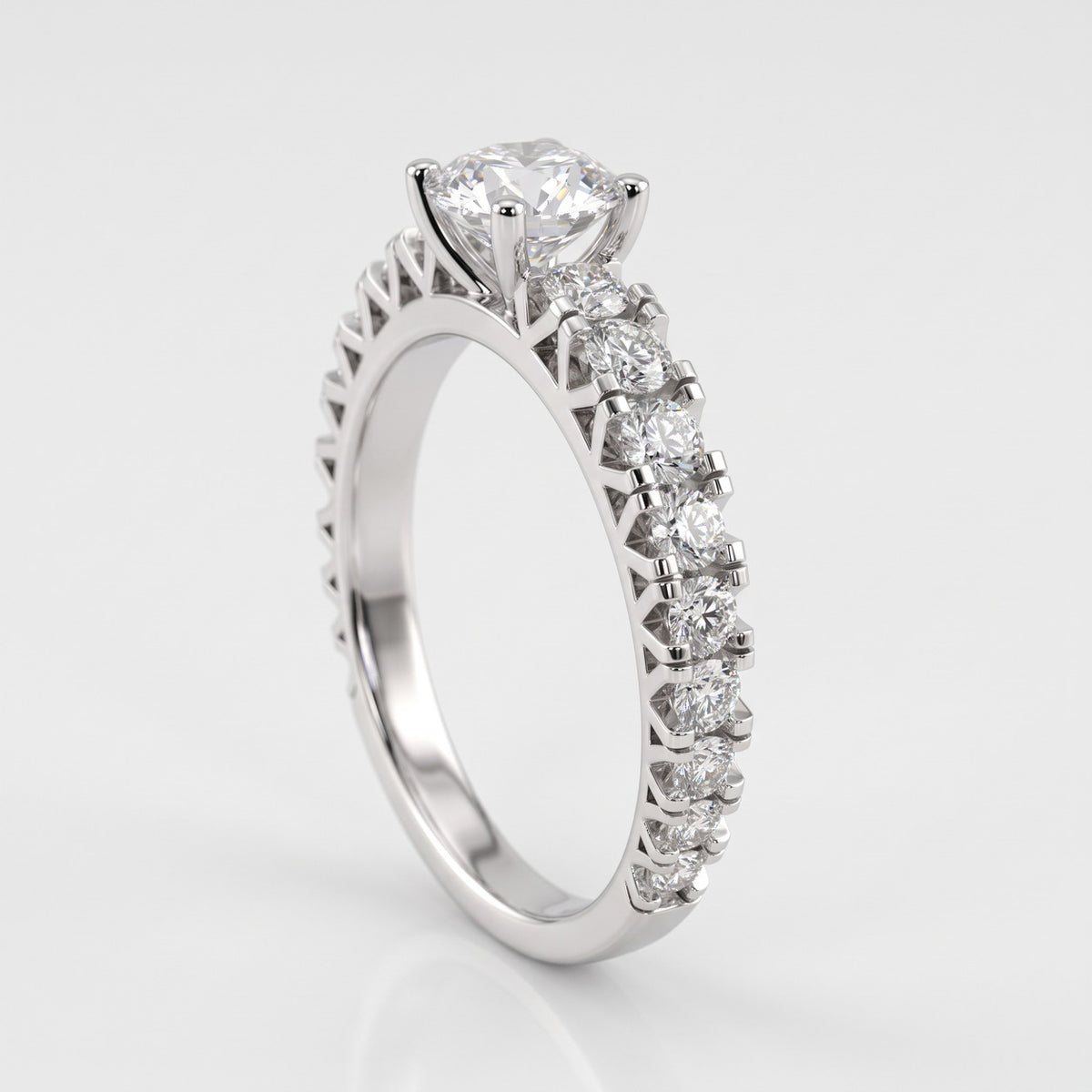 ZSY3 diamantring i hvidguld set fra siden med fransk fatning
