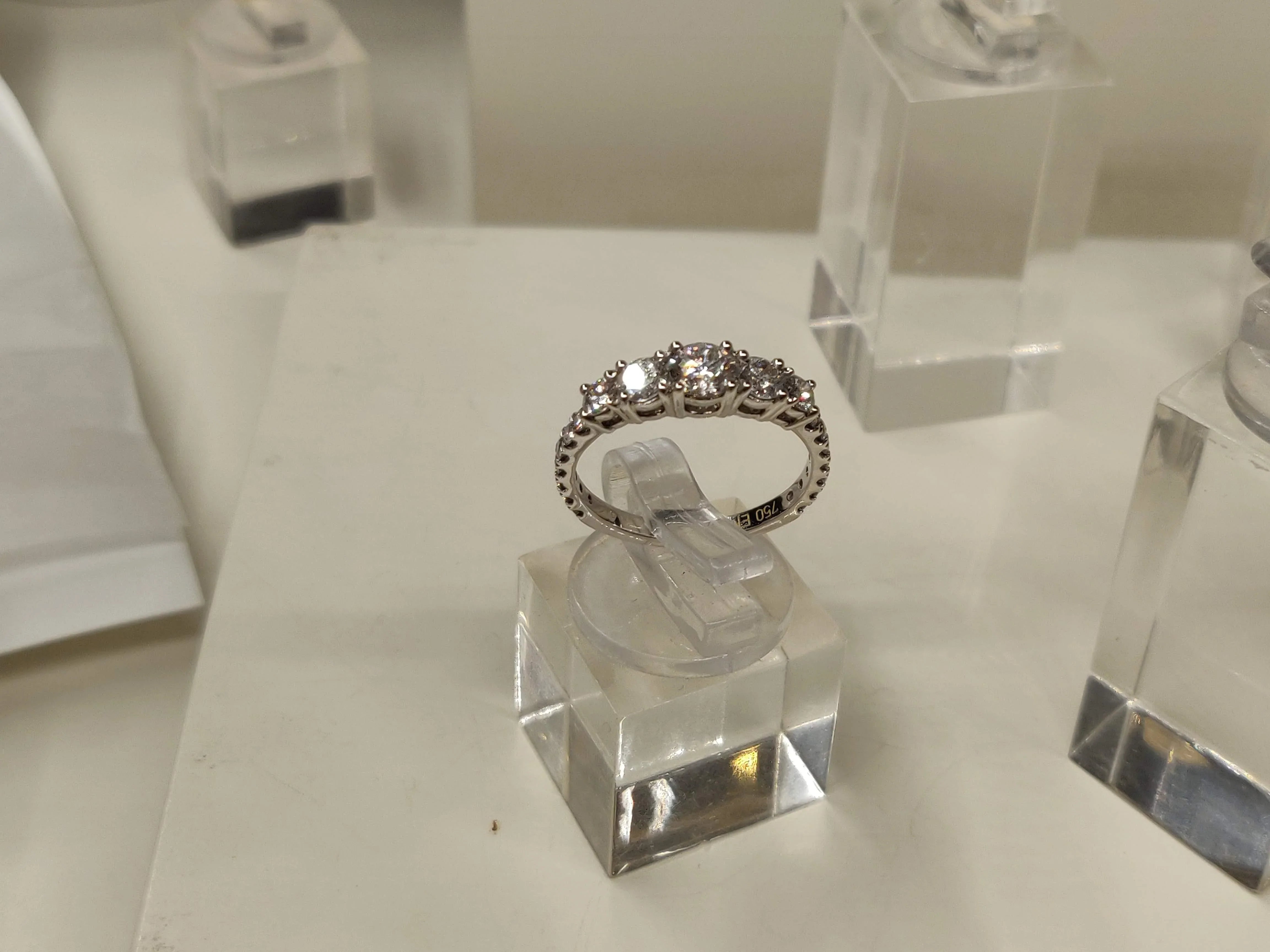 Alliancering i 18 Karat Hvidguld med 1.30 CT Wesselton | MANICH