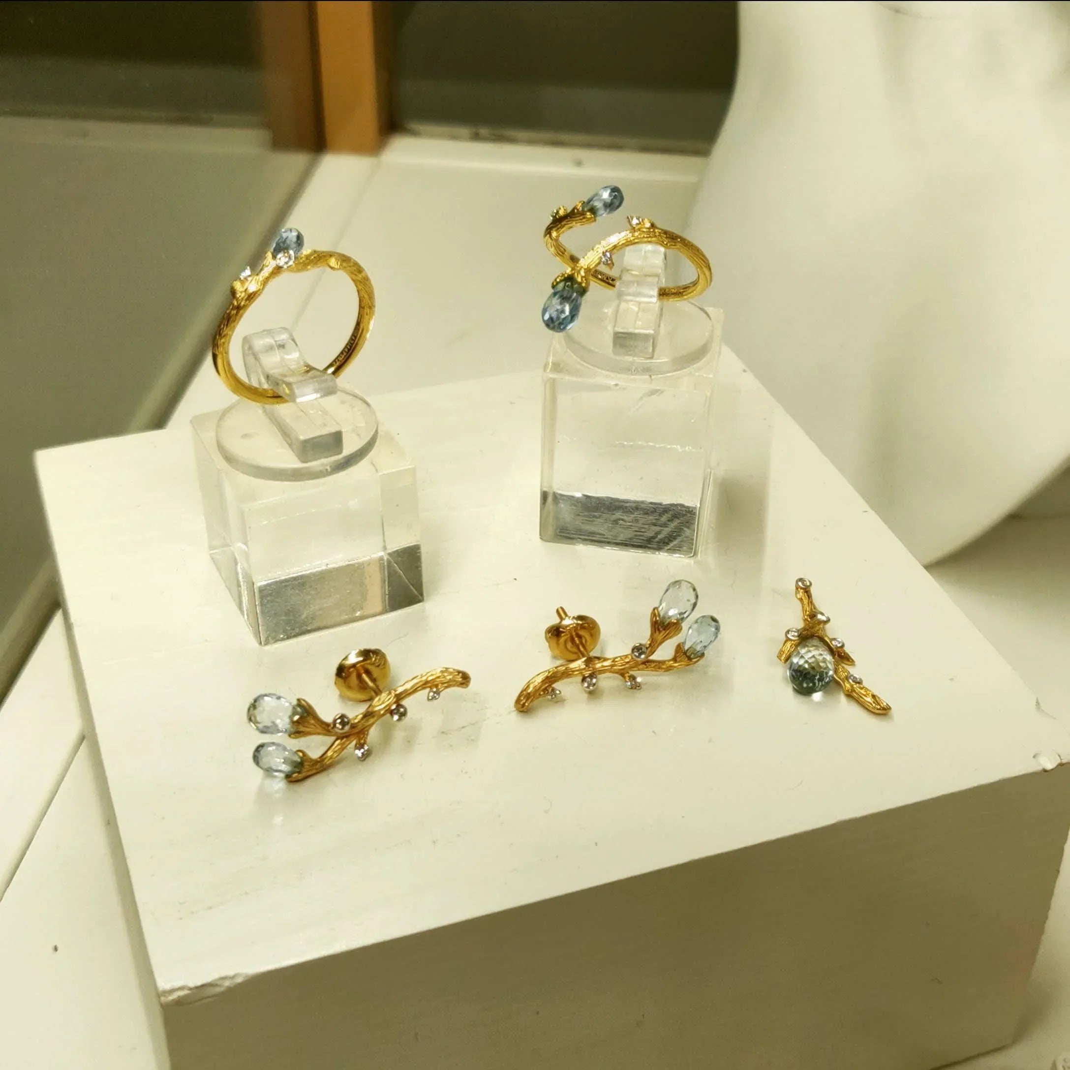 Topas ørestikker i 14 kt og 0.078 ct. brillantslebne diamanter