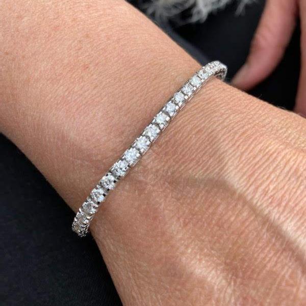 Tennisarmbånd med 5ct diamanter i 18K hvidguld vist på håndled