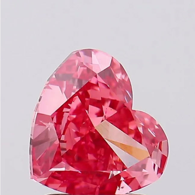 Hjerteformet 2.15 ct Fancy Vivid Pink Lab-Grown Diamant – VVS2 & Excellent Slibning