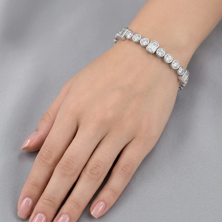 Tennisarmbånd BR-14 i hvidguld med round og emerald cut diamanter på hånd