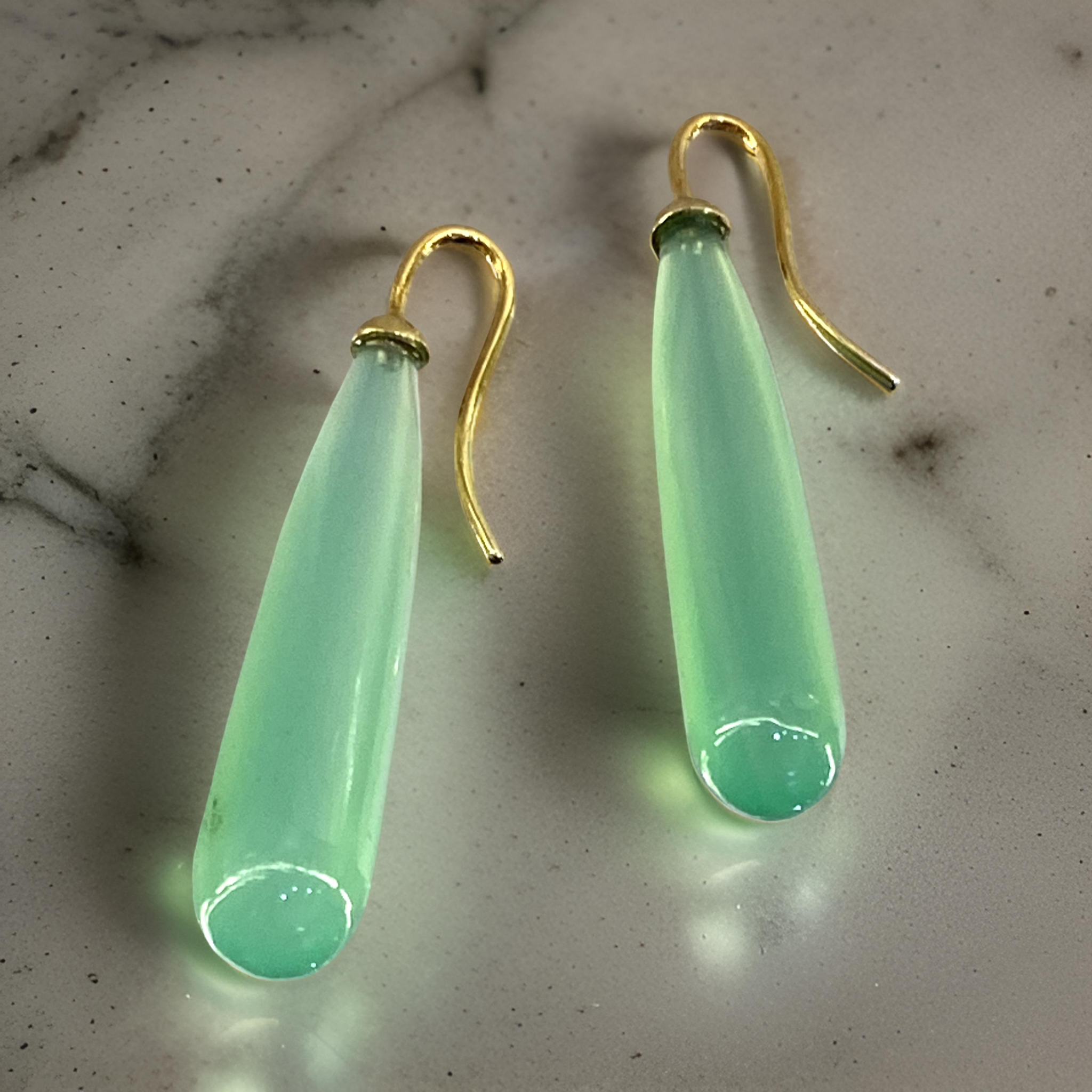 Eksklusive lange dråbeformede øreringe i 14 karat guld med transparente chrysoprase ædelsten i mintgrøn - Manich Jewelry håndlavede designersmykker"