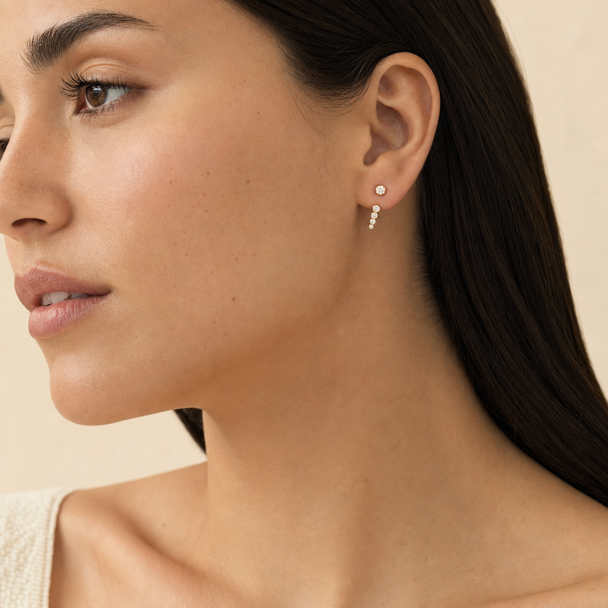Nærbillede af faldende diamant øreringe med lab grown diamanter E-F VS i 14 karat guld