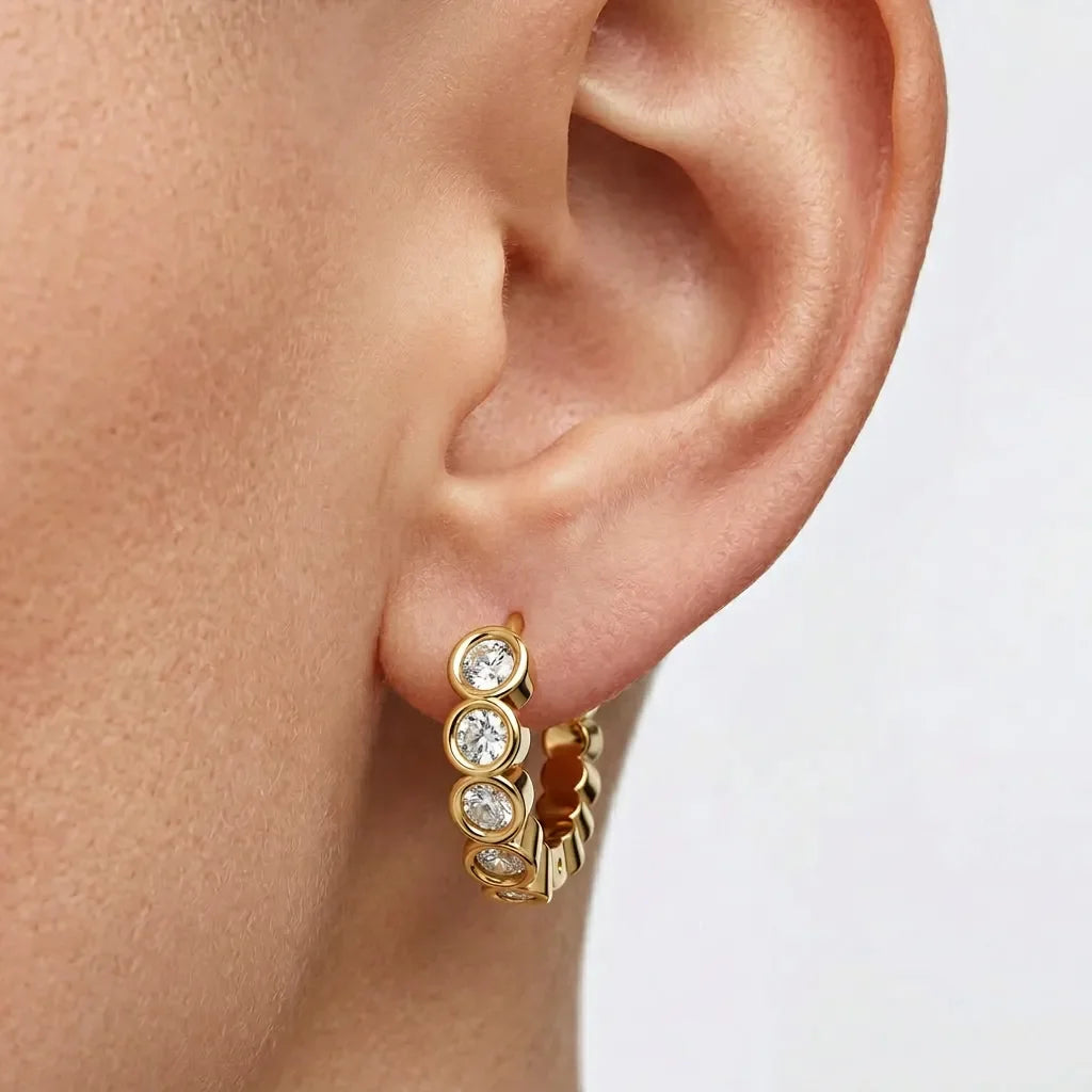 Diamant creoler i 14 karat guld med 0.50 carat diamanter på model