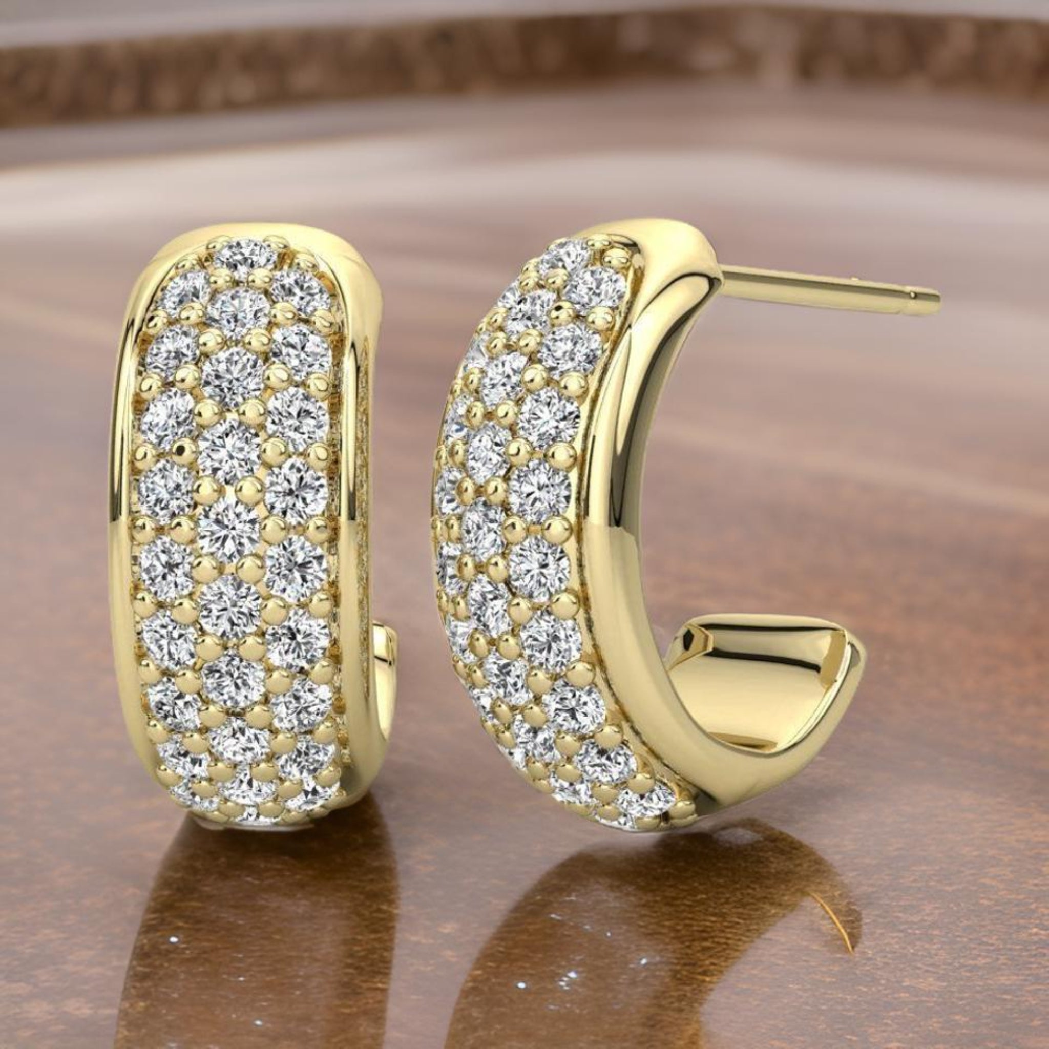 Eksklusive diamant creoler i 14 karat guld med 56 brillanter. Top Crystal VS kvalitet med pavéindfatning. Made to order.