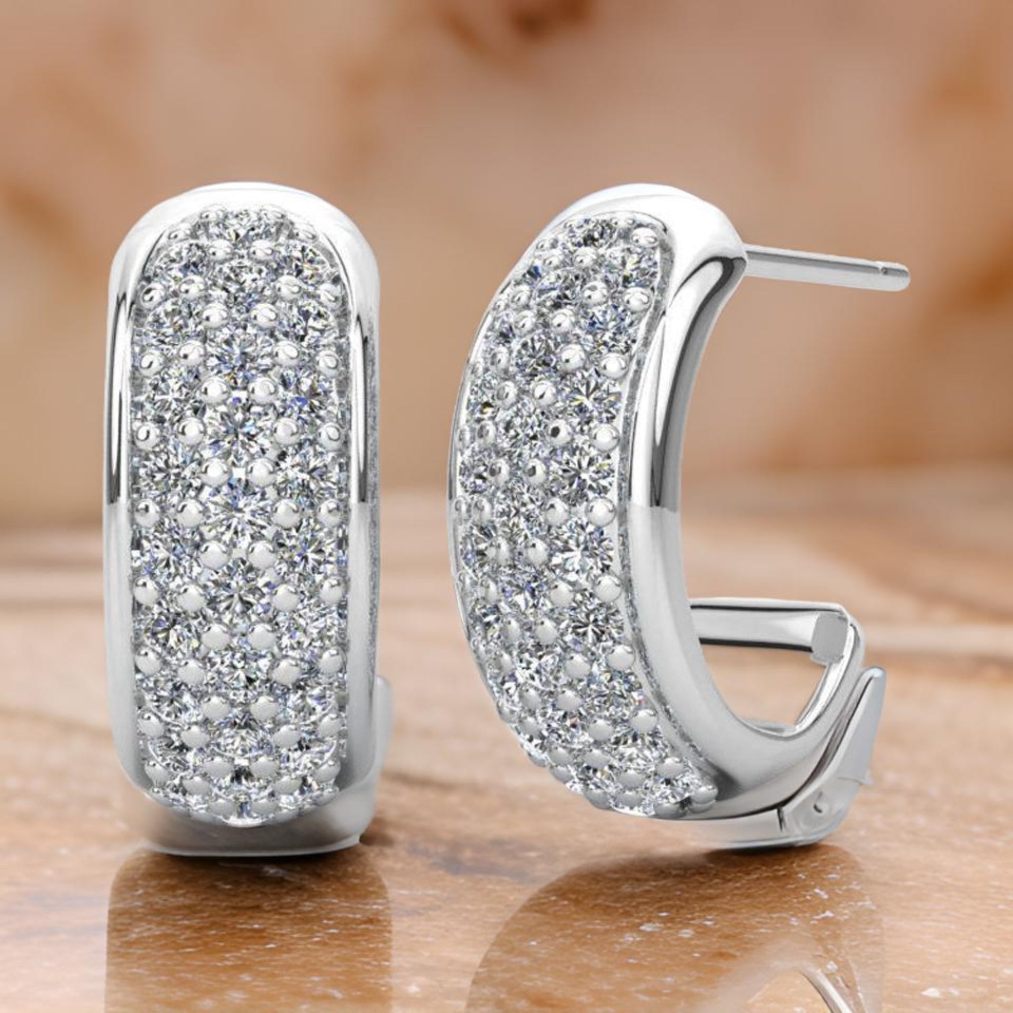 Alternativ tekst: Eksklusive diamant creoler i 14 karat hvidguld med 56 brillanter. Top Crystal VS kvalitet med pavéindfatning. Made to order.